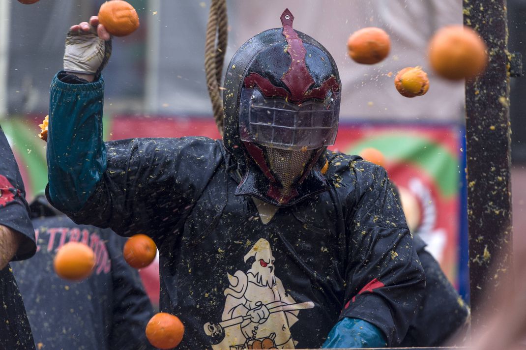 Deckung! Im italienischen Ivrea fliegen zum Karneval Orangen statt Kamelle durch die Luft.