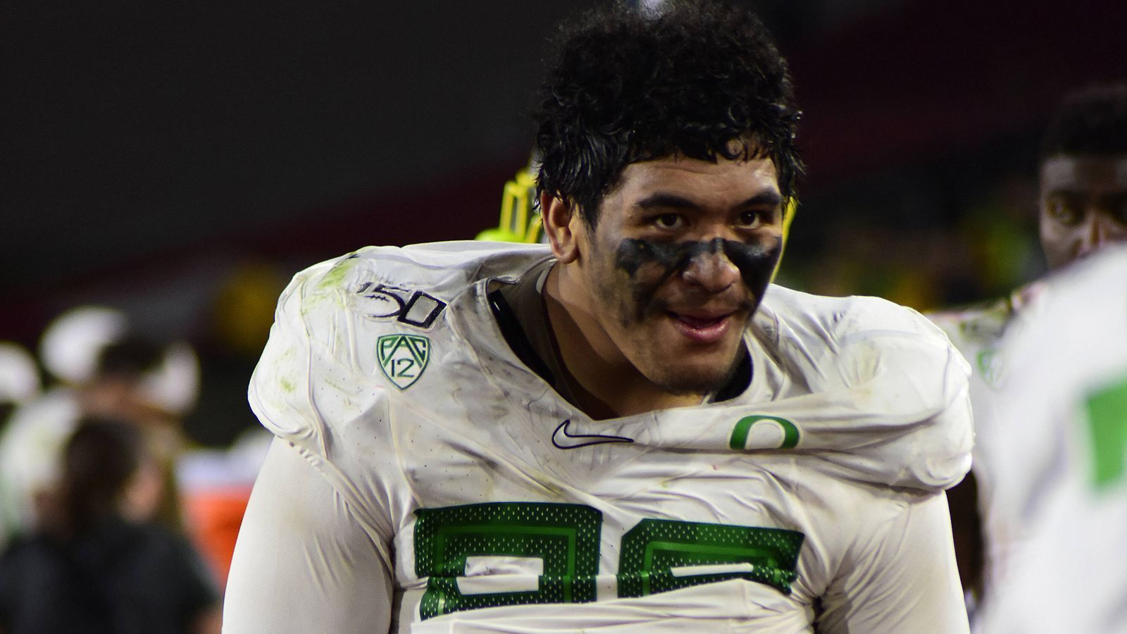 
                <strong>Penei Sewell (Oregon)</strong><br>
                Penei Sewell ist laut vieler Experten der beste Offensive Liner des NFL Draft 2021. Der 1,98 Meter große und 150 Kilogramm schwere Tackle wird in den Mock Drafts als Top-5-Pick gehandelt. Er besuchte die University of Oregon und war dort der Beschützer von Quarterback Justin Herbert. In der Saison 2019 ließ er bei 926 Snaps keinen einzigen Sack gegen den Passgeber zu. Sewell gewann mit Oregon den Rose Bowl, wurde in das All-Star-Team der Pacific-12 Conference gewählt, gewann die Outland Trophy als bester Offensive- bzw. Defensive-Line-Spieler im College Football und wurde als Unanimous All-American ausgezeichnet. Einziger Wermutstropfen: Da er die Saison 2020 aussetzte, blickt er auf nur zwei College-Spielzeiten zurück.  
              