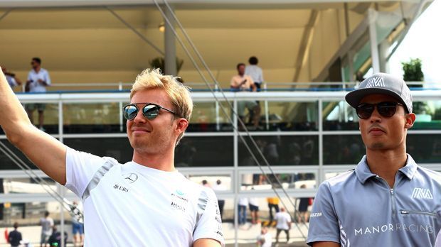 
                <strong>Wer wird Nico Rosbergs Nachfolger?</strong><br>
                Und natürlich einen potenziellen Siegfahrer, denn aufgrund der neuen Regeln ist eine Mercedes-Dominanz 2017 nicht mehr in Stein gemeißelt. "Die Lücke von Nico zu schließen, ist unmöglich. Wir müssen jetzt neu anfangen, zu denken. Wir gehen in den nächsten Tagen in Klausur", sagte der Mercedes-Aufsichtsratsvorsitzende Niki Lauda: "Eine Katastrophe ist es aber nicht. Wir werden einen Neubeginn mit einem neuen Fahrer starten. Wer es wird - das müssen wir vor Weihnachten entscheiden." ran.de stellt Kandidaten für die Rosberg-Nachfolge vor.
              
