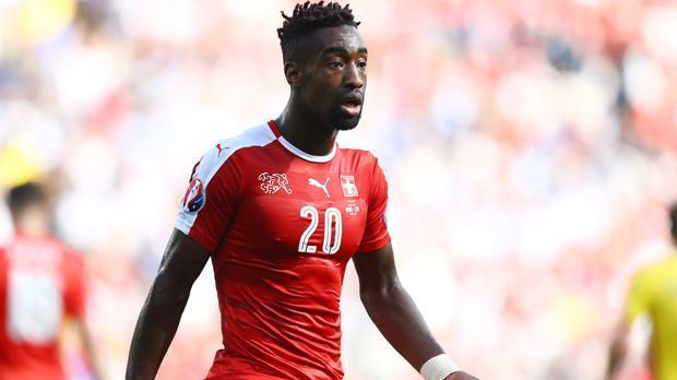 
                <strong>Abwehr: Johan Djourou (Schweiz)</strong><br>
                Abwehr: Johan Djourou (Schweiz): Der Verteidiger des Hamburger SV war der Unsicherheitsfaktor der "Nati". Der 29-Jährige hat lediglich 58 Prozent seiner Zweikämpfe gewonnen.
              