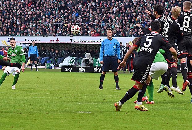 
                <strong>Junuzovic erklärt sein Freistoß-Geheimnis</strong><br>
                Bremens Zauberfuß lehnt den Oberkörper beim Schuss weit nach vorne und schießt den Ball dann kraftvoll und mit viel Schnitt über die Mauer. Kapitän Clemens Fritz verrät, dass sein Teamkollege "lange an dieser Technik gefeilt hat".
              