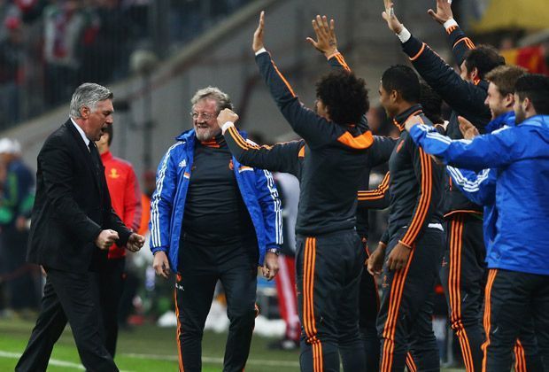 
                <strong>Bayern München - Real Madrid 0:4</strong><br>
                Auch die Bank ist aus dem Häuschen. Carlo Ancelotti (l.) hat seinem Team die richtigen Ratschläge mitgegeben und darf nun feiern.
              