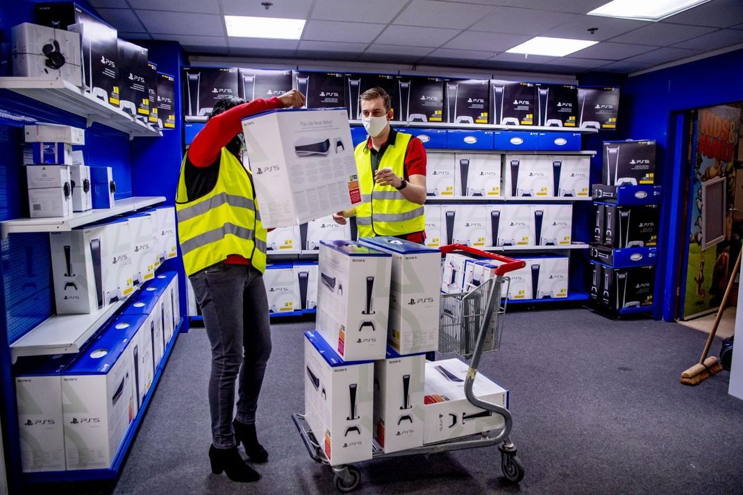 Bereits die Vorbestellung verlief ziemlich chaotisch: Wochenlang war die PS5 fast nirgends erhältlich. Zum offiziellen Release haben viele Online-Händler aber wieder Konsolen auf Lager.