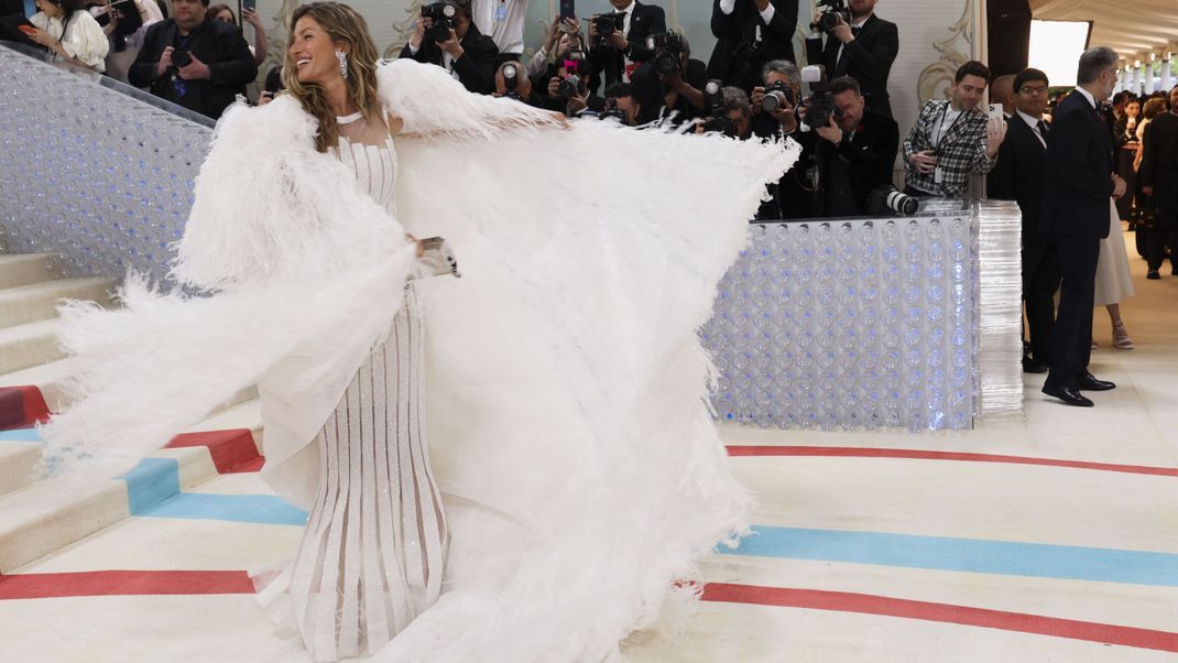 Gisele Bündchen fegte in Weiß über den Teppich der Met Gala 2023.