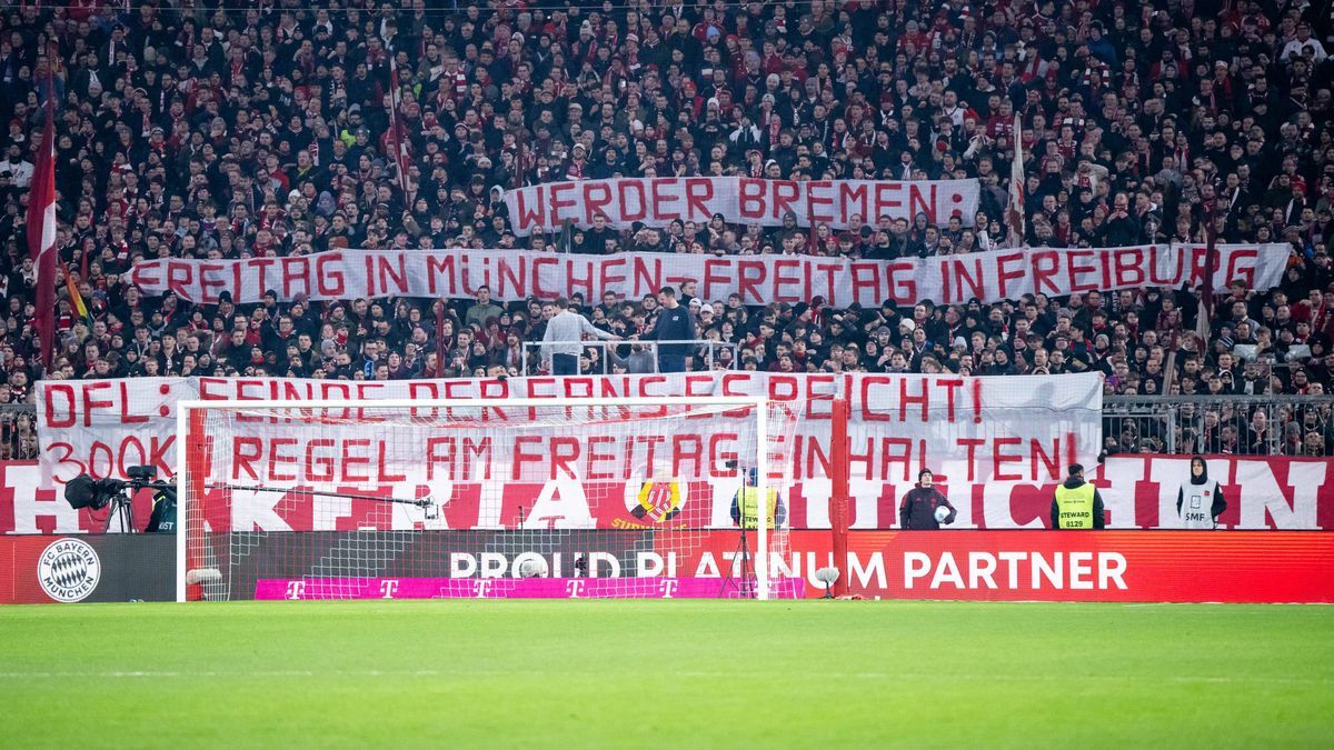 Banner der Fans Ultras des FCB als Protest gegen Spielansetzungen am Freitagabend, Werder Bremen Freitag in Muenchen, GER, FC Bayern Muenchen (FCB) vs SV Werder Bremen (SVW), Fussball Bundesliga, 2...