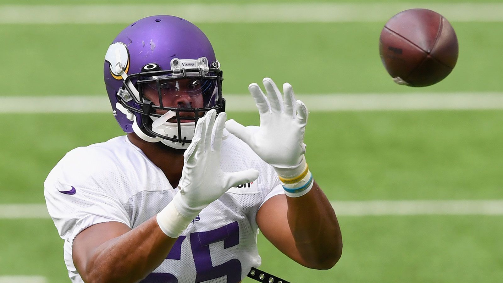 
                <strong>Anthony Barr (Minnesota Vikings)</strong><br>
                Mit einem Brustmuskelriss wird Star-Linebacker Anthony Barr den Minnesota Vikings lange fehlen. Barr wurde von der Franchise sicherheitshalber auf die Injured-Reserve-Liste gesetzt, allerdings deutet alles auf ein vorzeitiges Saisonaus hin. Der viermalige Pro Bowler spielte gegen die Indianapolis Colts gerade einmal 16 Snaps, bevor er sich die schlimme Verletzung zuzog.
              