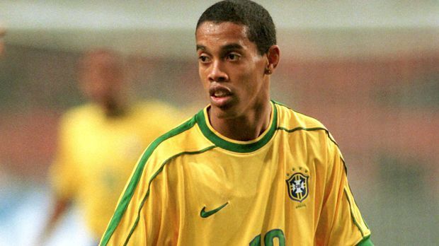 
                <strong>Ronaldinho 1999</strong><br>
                Ronaldinho - 1999. Früher gab es für den Ballkünstler eher eine schnittige Kurzhaarfrisur. Hier gibt sich der junge Mann mit dem "Magic-Touch" im Trikot der brasilianischen Nationalmannschaft.
              