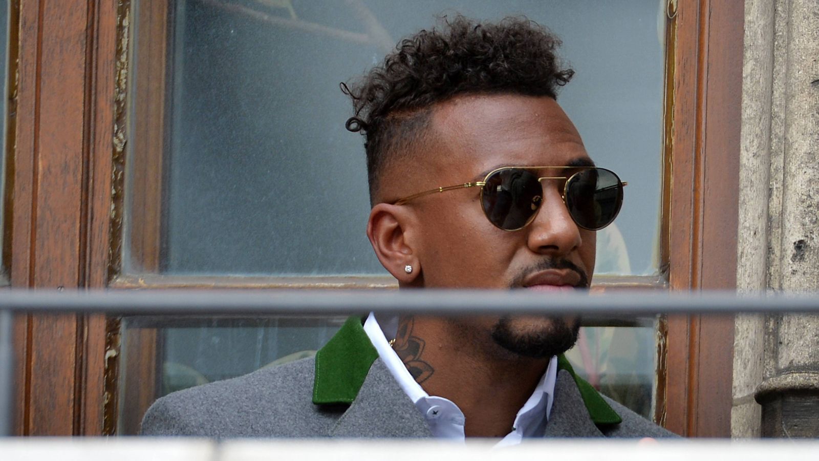 
                <strong>Double und Aufstieg der Amateure: Die Bayern feiern</strong><br>
                Einer hielt sich wieder einmal auffällig zurück: Jerome Boateng ließ sich auf dem Balkon nur in der letzten Reihe blicken und verzog keine Miene. Unmittelbar nachdem die Mannschaft den Balkon verlassen hatte, ließ Präsident Uli Hoeneß in der "ARD" die Bombe platzen: "Ihm würde ich empfehlen, den Verein zu verlassen. Er wirkt wie ein Fremdkörper", sagte Hoeneß in Richtung Boateng.
              