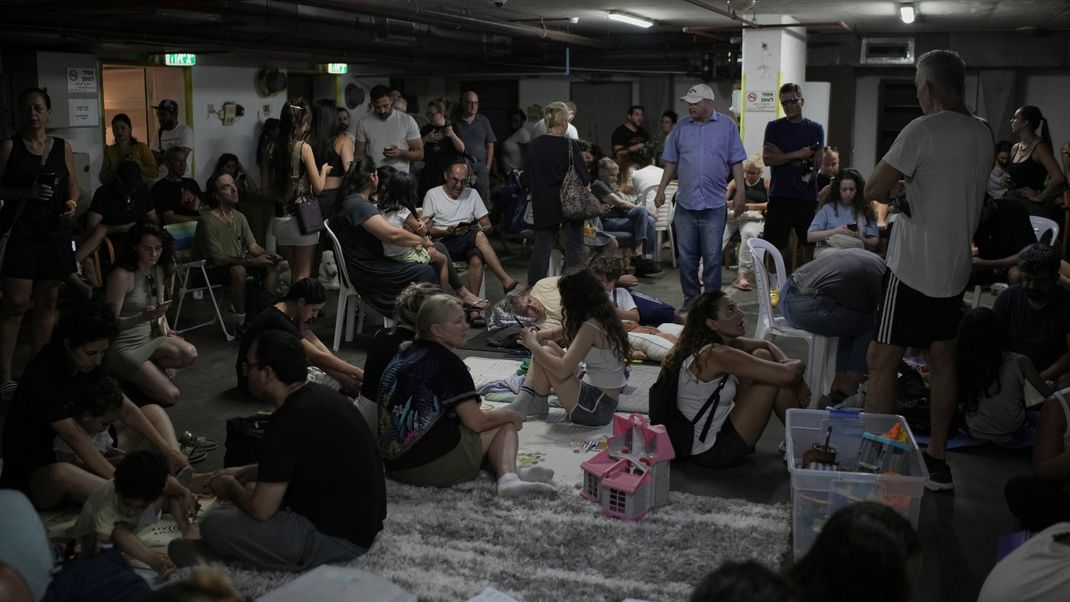 In Tel Aviv suchen die Menschen nach Sirenenalarm Schutz vor iranischen Raketen.