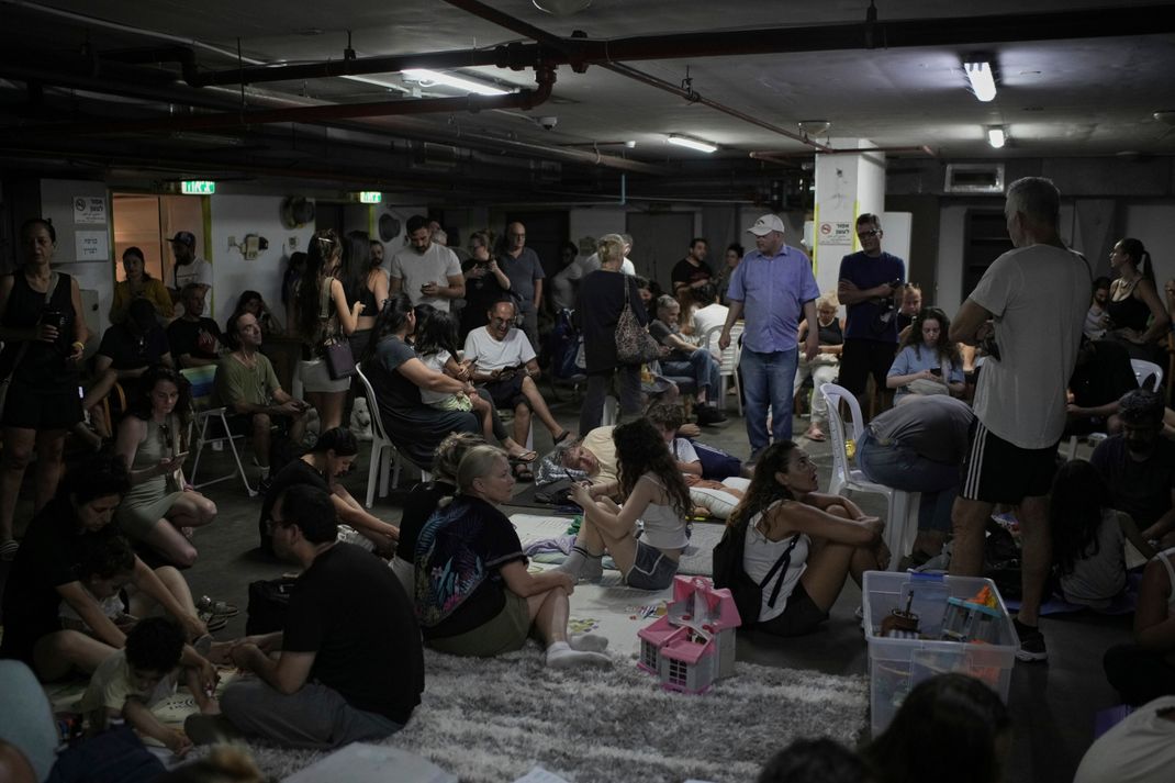 In Tel Aviv suchen die Menschen nach Sirenenalarm Schutz vor iranischen Raketen.