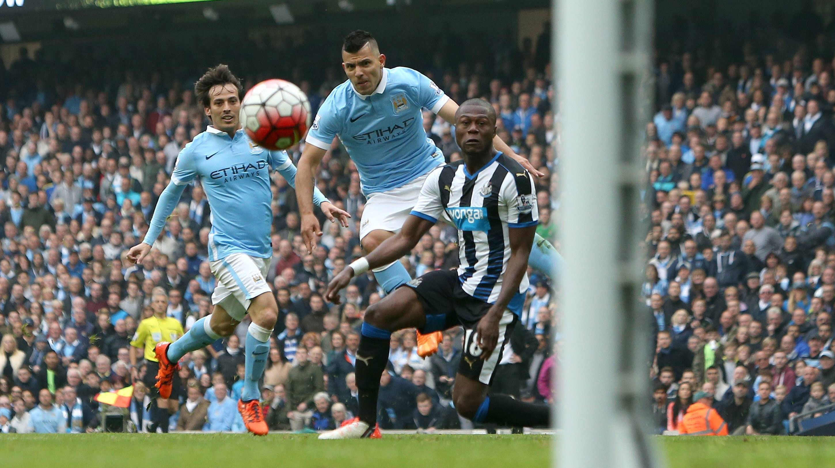 
                <strong>Sergio Agüero</strong><br>
                Was Lewandowski kann, schafft Sergio Agüero von Manchester City auch: Beim 6:1-Sieg gegen Newcastle United brauchte der Argentinier gerade mal 20 Minuten für seinen Fünferpack. Fünf Tore in einem Spiel gelangen im englischen Oberhaus davor erst fünf Spielern.
              