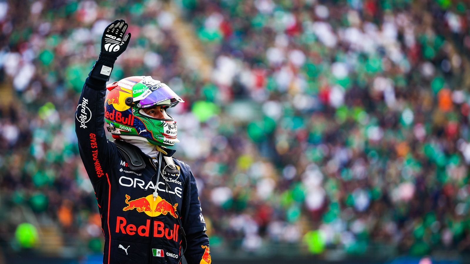 
                <strong>Gewinner: Sergio Perez</strong><br>
                Der Lokalmatador war der gefeierte Held des Rennens. Auch wenn es nicht zum großen Coup reichte, ließen die Mexikaner den Red-Bull-Piloten hoch leben. Allen voran sein Vater, der bei der Siegeszeremonie mal wieder völlig aus dem Häuschen war. Nebenbei rutschte "Checo" durch seinen dritten Platz auch noch in der Fahrer-WM nach oben. Der Mexikaner hat kurz vor Saisonende fünf Punkte Vorsprung auf Ferrari-Fahrer Charles Leclerc, der damit nur noch Dritter in der Gesamtwertung ist.
              