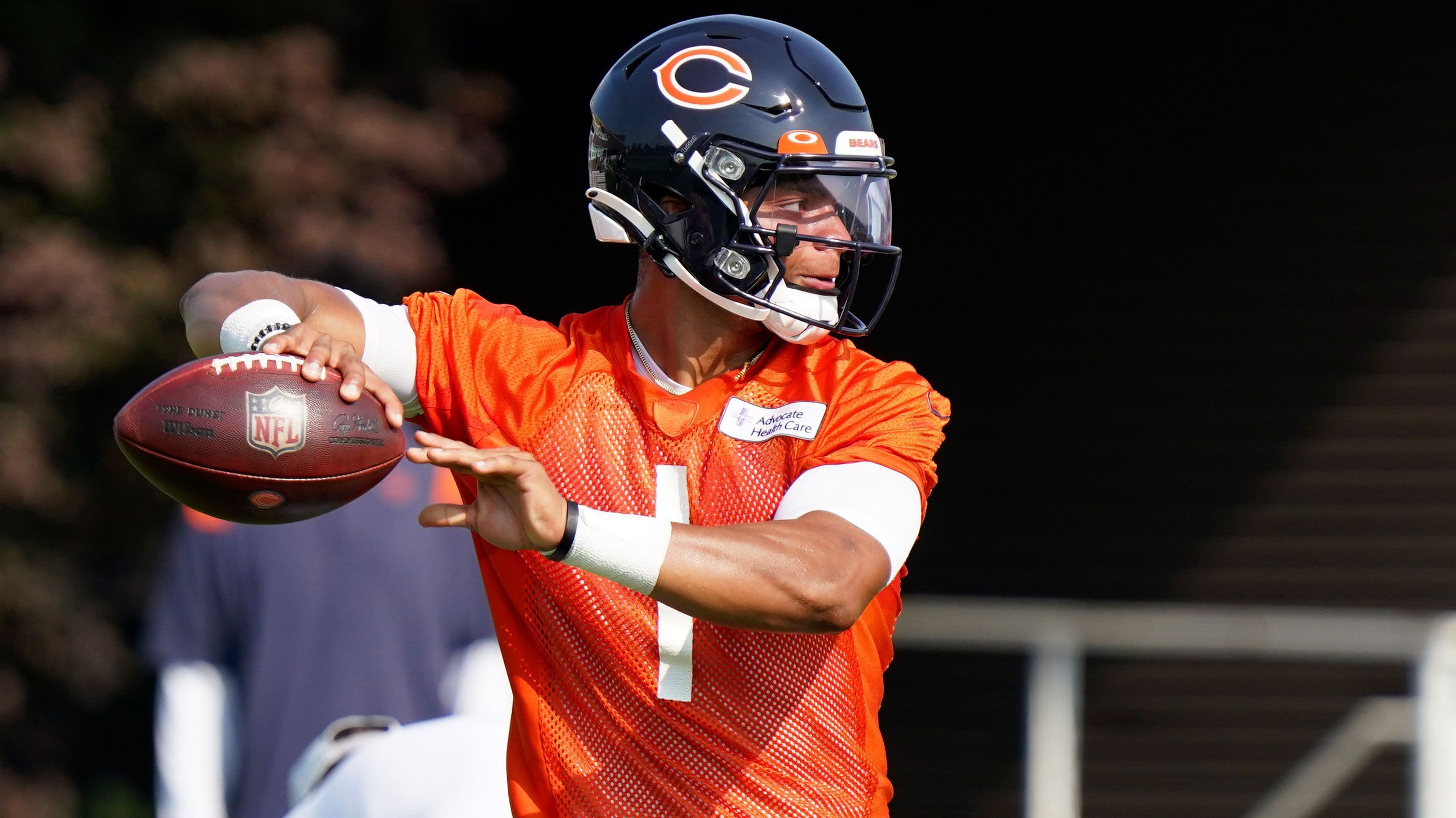 
                <strong>Justin Fields (Chicago Bears)</strong><br>
                Nicht nur die San Francisco 49ers tradeten an eine höhere Position, um sich einen vielversprechenden Quarterback zu sichern. Selbiges gilt auch für die Chicago Bears, die an elfter Stelle Justin Fields auswählten. In der "Windy City" konkurriert der einstige Spielmacher der Ohio State Buckeyes nun mit Routinier Andy Dalton um den Status als Nummer eins, muss sich zum Saisonbeginn aber wohl mit der Rolle des Ersatzmanns begnügen, nachdem sich Head Coach Matt Nagy bereits vor einigen Monaten auf den Routinier als Starter festgelegt hat ...
              