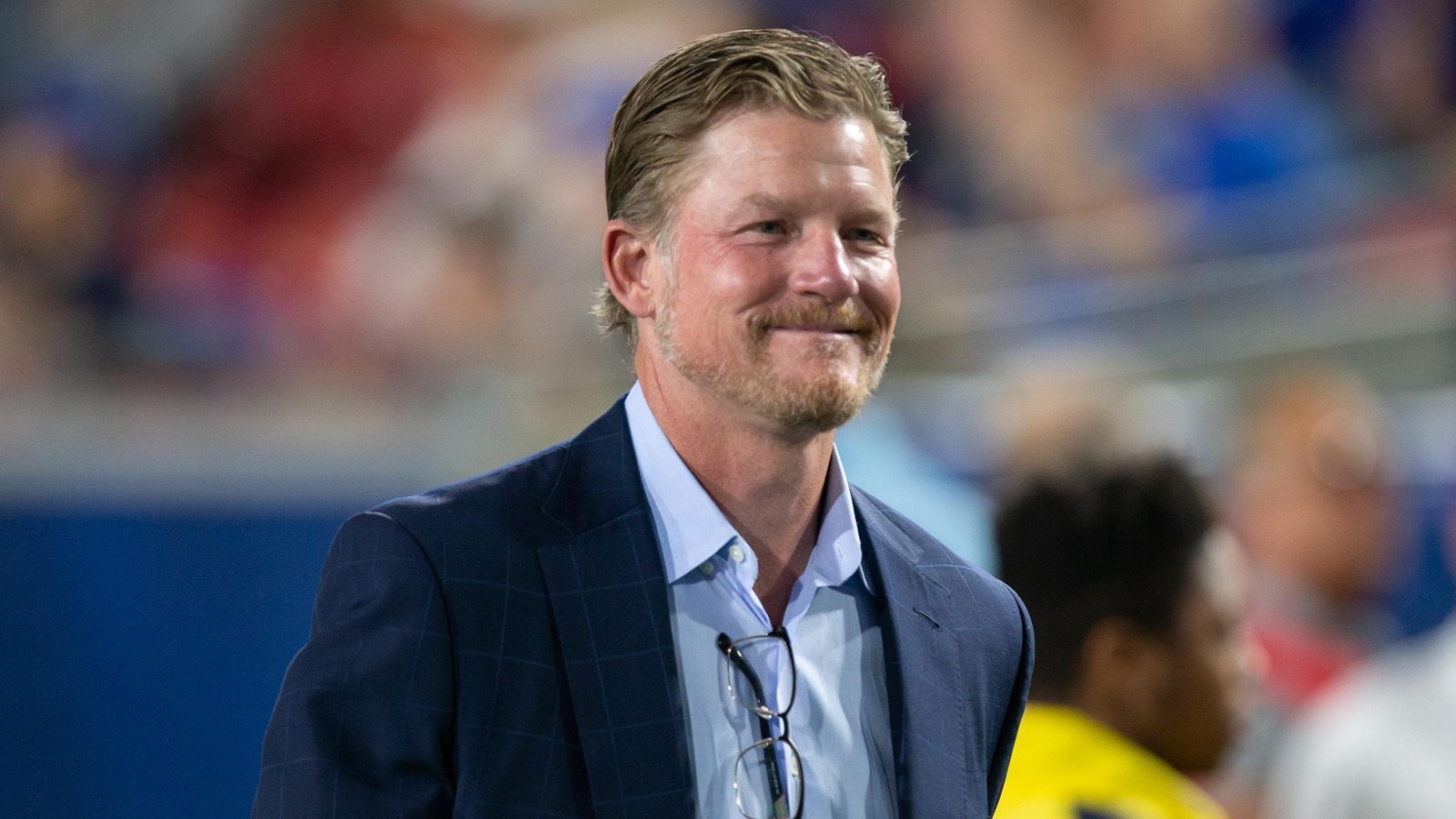 
                <strong>Immer wieder All in</strong><br>
                Matthew Stafford, Von Miller, Odell Beckham Jr. – die Rams haben ihren All-Star-Kader vor und während der Saison noch einmal fleißig aufgehübscht. Klar: Das muss auf dem Platz erst einmal harmonieren und funktionieren, doch die Rams stehen nicht ganz so überraschend im Super Bowl, sondern weil sie mit General Manager Les Snead auf der Jagd nach dem großen Triumph aggressiv und auch klug vorgegangen sind. Muss man nicht gut finden, aber es gibt ja auch Bayern-Fans. Im Gegensatz zur Bundesliga wird das NFL-System mit unter anderem Cap Space und Draft aber dafür sorgen, dass die Rams einfallsreich bleiben müssen. Sie haben mit ihrem zweiten SB-Einzug nach 2019 bewiesen, dass sie das über Jahre sein können. Denn gefühlt sind sie seit Jahren All in. Verzockt haben sie sich bislang noch nicht.
              