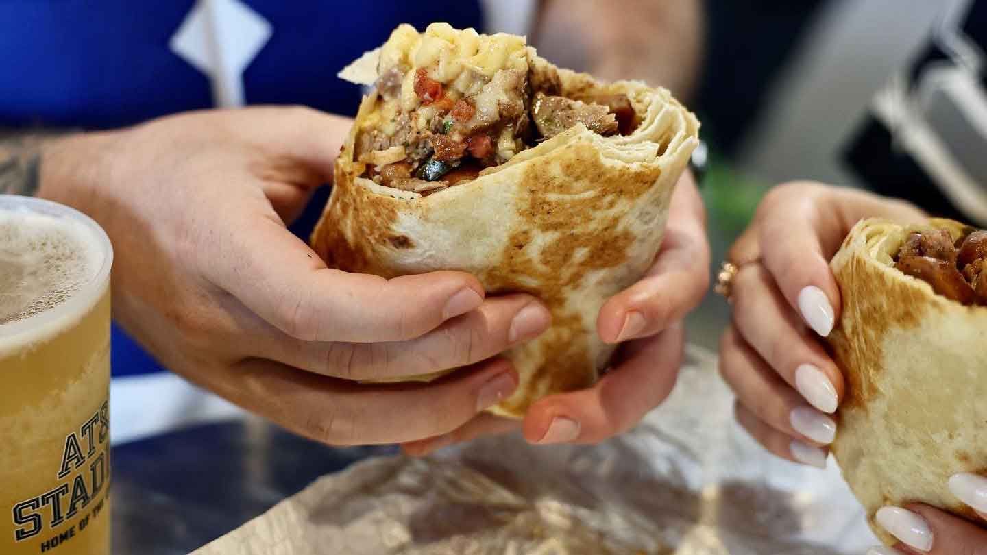 <strong>Dallas Cowboys</strong><br>Selten hat ein Name besser gepasst: Der "Lineman Burrito". Rund 43! Zentimeter misst dieser mit Mac N Cheese, geräucherter Rinderbrust und Jalapenos gefüllte Burrito. Stolze 57 US-Dollar soll diese Zwischenmahlzeit kosten.
