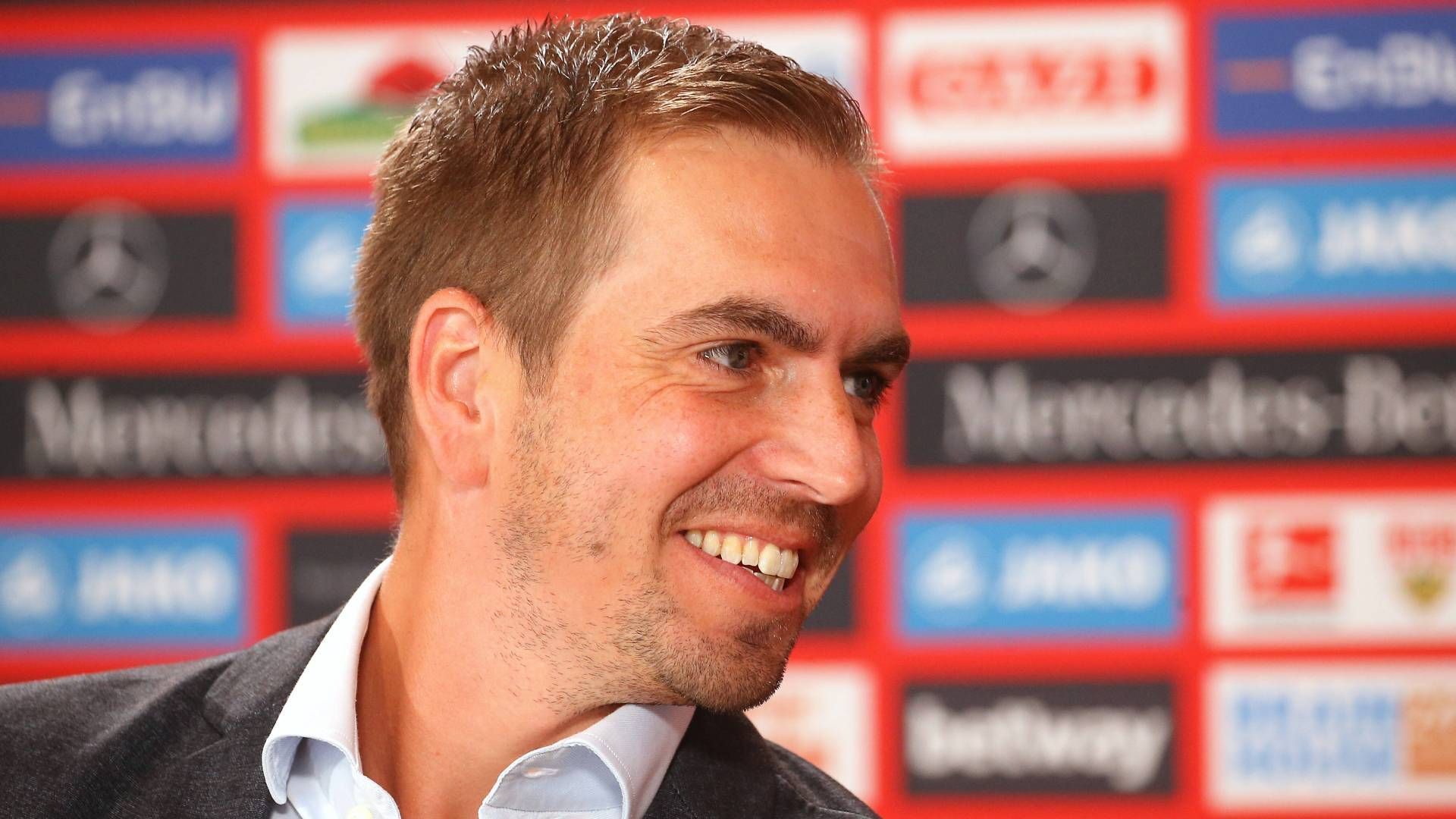 
                <strong>Philipp Lahm (Ehemaliger Bayern-Star und heutiger OK-Chef für die EM 2024)</strong><br>
                Jene Erfahrungen kann Lahm zumindest in Ansätzen vorweisen. Derzeit ist er als Vorsitzender des Organisationskomitees maßgeblich an der Vorbereitung der Heim-EM 2024 beteiligt. Und laut "Bild" will er das auch bleiben. Über die Zeitung teilte er mit, dass er für eine Aufgabe bei den Bayern derzeit nicht zur Verfügung stehe. Ohnehin gilt der frühere Bayern-Kapitän Lahm nicht als Lautsprecher und könnte kommunikativ damit in dieselbe Falle tappen, die auch schon Kahn erwischt hat.
              