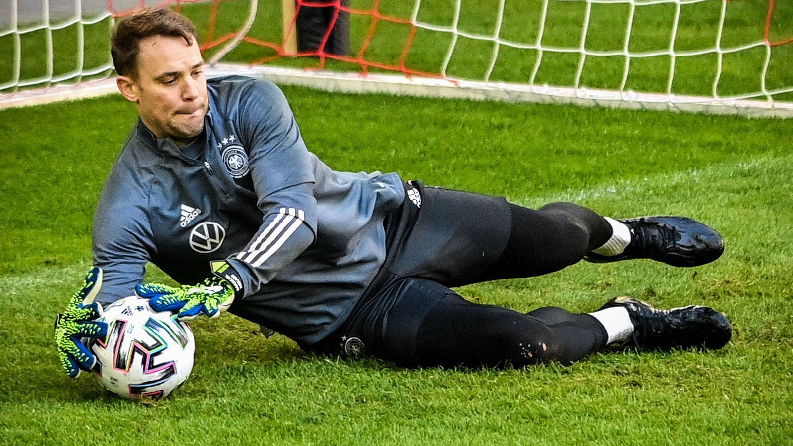 
                <strong>Tor: Manuel Neuer</strong><br>
                Der Kapitän und Welttorhüter ist gesetzt. Bernd Leno und Kevin Trapp stünden als Ersatz parat, kommen aber im Normalfall nicht an Neuer vorbei. Da der Bayern-Kapitän weder im Champions League- noch im DFB-Pokal im Einsatz war, steht einem Einsatz nichts im Weg.
              