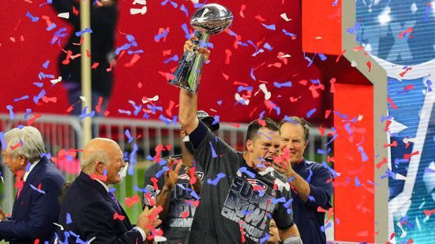
                <strong>Rekordumsatz beim Mega-Comeback</strong><br>
                Vorab: Der Super Bowl LI hat nicht nur aus sportlicher Sicht Rekorde gebrochen. Auch bei den Wettanbietern sorgte das Mega-Event für satte Einnahmen. 138,5 Millionen Dollar wurden im Glückspielstaat Nevada von den Zockern im Rahmen des Super Bowl gesetzt. Damit wurde der Rekord aus dem Vorjahr geknackt, bei dem Spiel zwischen den Denver Broncos und den Carolina Panthers waren 132,5 Millionen Dollar umgesetzt worden. Unter dem Strich machten die Wettbüros 10,9 Millionen Dollar Gewinn mit dem 34:28-Sieg der Patriots gegen die Falcons. Bemerkenswert: Buchmacher William Hill machte einen sechsstelligen Verlust, überwiegend durch Live-Wetten auf ein Comeback der Patriots.
              