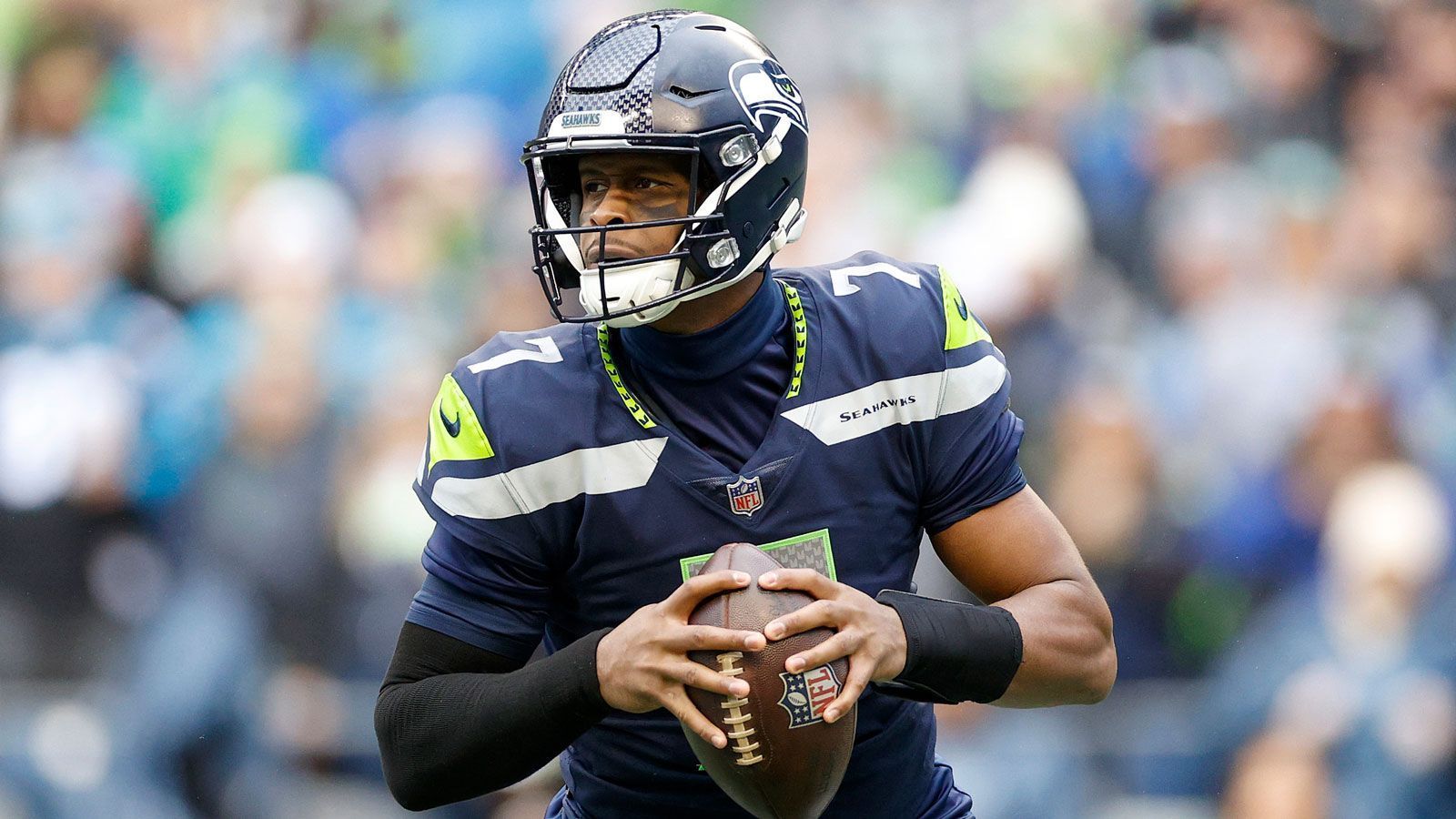 
                <strong>Geteilter 7. Platz: Seattle Seahawks</strong><br>
                &#x2022; Anzahl der Nominierungen: 4<br>&#x2022; Nominierte Spieler: Geno Smith (QB, im Bild), Tariq Woolen (CB), Quandre Diggs (FS), Jason Myers (K)<br>
              