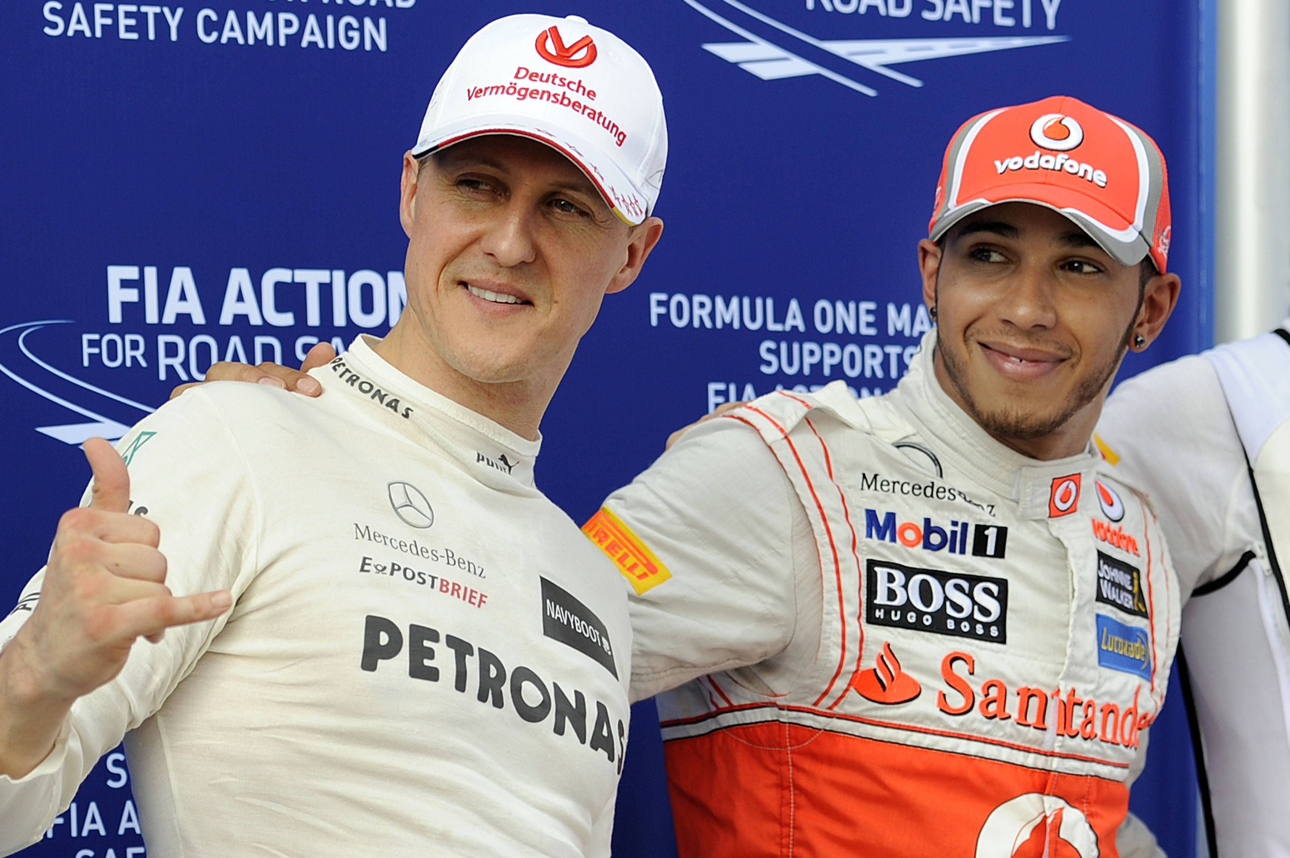 
                <strong>Rekorde</strong><br>
                Keiner hat mehr Siege und Pole Positions (jeweils 103) geholt als Hamilton, mit Michael Schumacher zusammen ist er Rekordweltmeister (sieben Titel) - Hamilton sei für ihn der "größte Fahrer aller Zeiten", sagte Wolff. Fehlt nur noch der achte Titel, der ihn zum alleinigen Rekordchampion machen würde. Lässt sich Hamilton diese historische Chance entgehen?
              