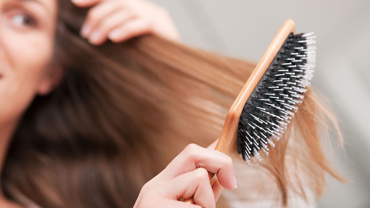 Die richtige Pflege-Routine bei langen Haaren ist essentiell für eine glatte Haarstruktur – worauf du bei einer Keratin Behandlung achten solltest, verraten wir dir im Beauty-Artikel. 