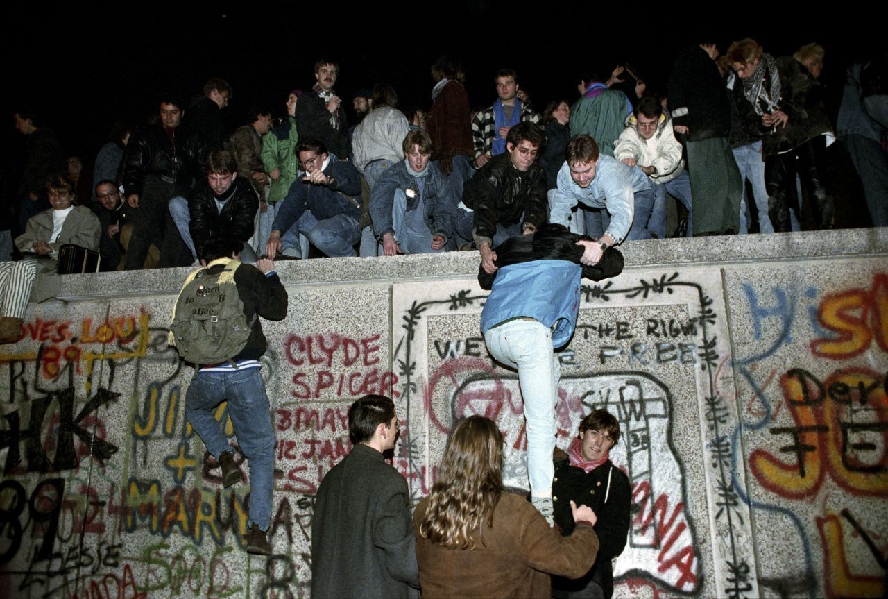 Der 9. November 1989 geht in die Geschichte ein. Auf Drängen der DDR-Bevölkerung fiel die Berliner Mauer und die innerdeutsche Grenze. 