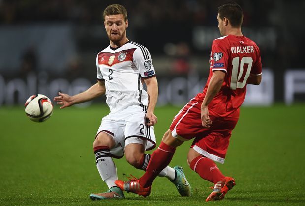 
                <strong>Shkodran Mustafi</strong><br>
                Der Valencia-Verteidiger spielt den rechten Part in der deutschen Dreierkette und füttert die DFB-Offensiven mit zahllosen Hereingaben. Eine davon landet am Pfosten und führt dann zum 1:0 durch Müller. Nach der Pause weniger zu sehen. Note: 3
              