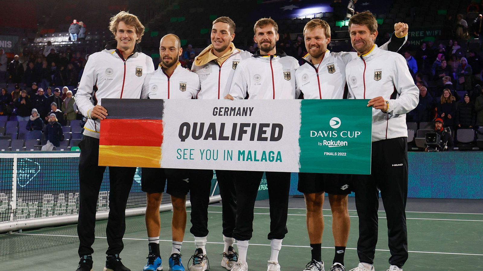 
                <strong>Davis Cup</strong><br>
                Wenn Boris Becker früher für Deutschland im Davis Cup antrat, saß eine ganze Nation vor dem Fernseher. Tennis ist inzwischen in die dritte Reihe gerutscht, kann aber vielleicht ein bisschen Aufmerksamkeit abgreifen. Immerhin tritt Deutschland bei den Finals des Davis Cup an. Das Viertelfinale findet am 24. November statt, dann ist Kanada der Gegner. Für Deutschland sind neben dem 32-jährigen Oscar Otte (Köln), Yannick Hanfmann (Karlsruhe) sowie die Doppel-Asse Tim Pütz (Frankfurt) und Kevin Krawietz (Coburg) für die Endrunde in Spanien nominiert. Alexander Zverev (Hamburg) fehlt weiter wegen der Folgen einer Knöchelverletzung.
              