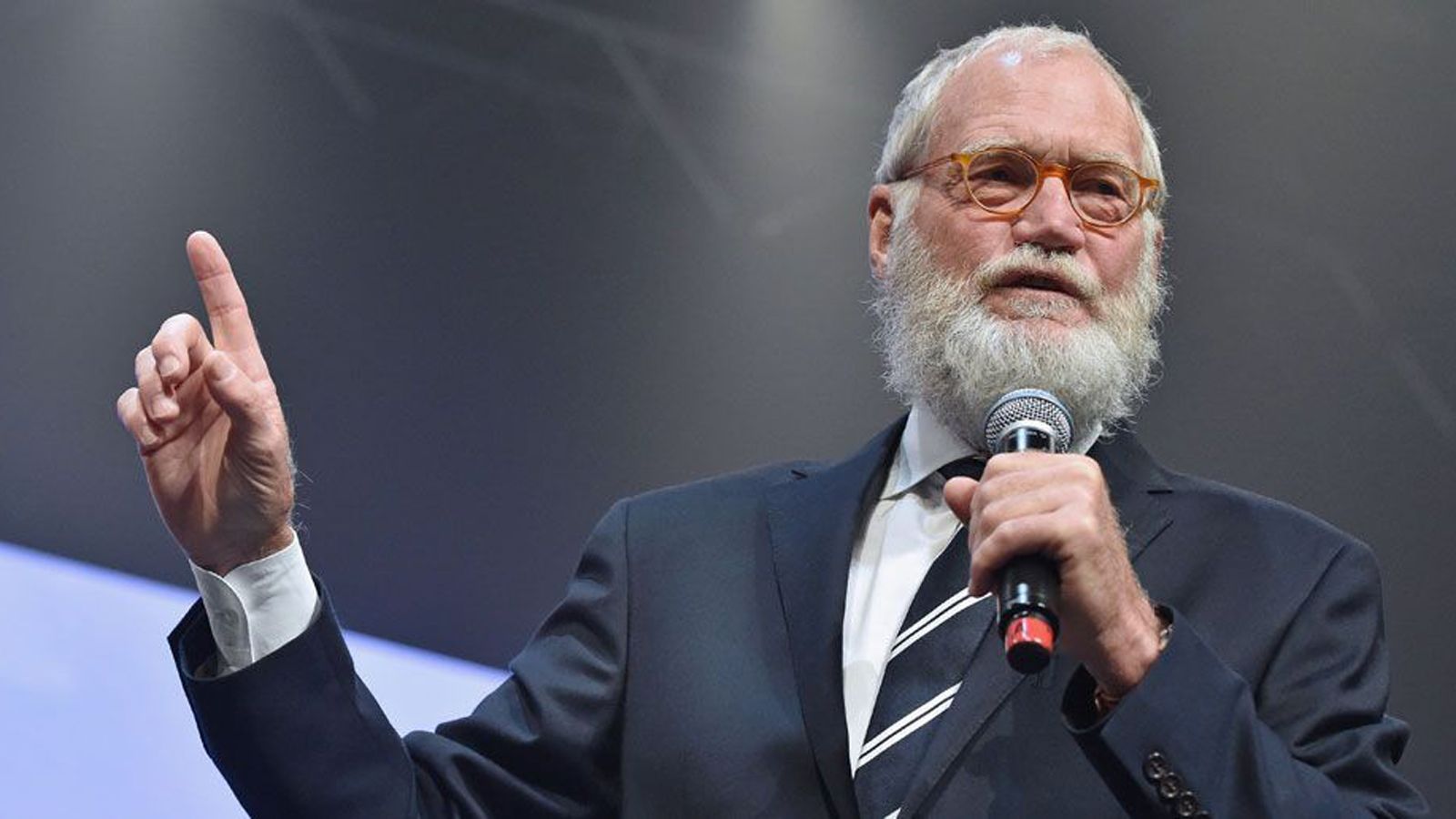 
                <strong>David Letterman (Indianapolis Colts)</strong><br>
                Der US-Talkshow-Guru David Letterman ist Fan der Indianapolis Colts. Lettermanns Vorteil gegenüber dem 0815-Fan: Er konnte sich über die Jahre immer wieder seine Lieblingsspieler als Gäste in die Show einladen.
              