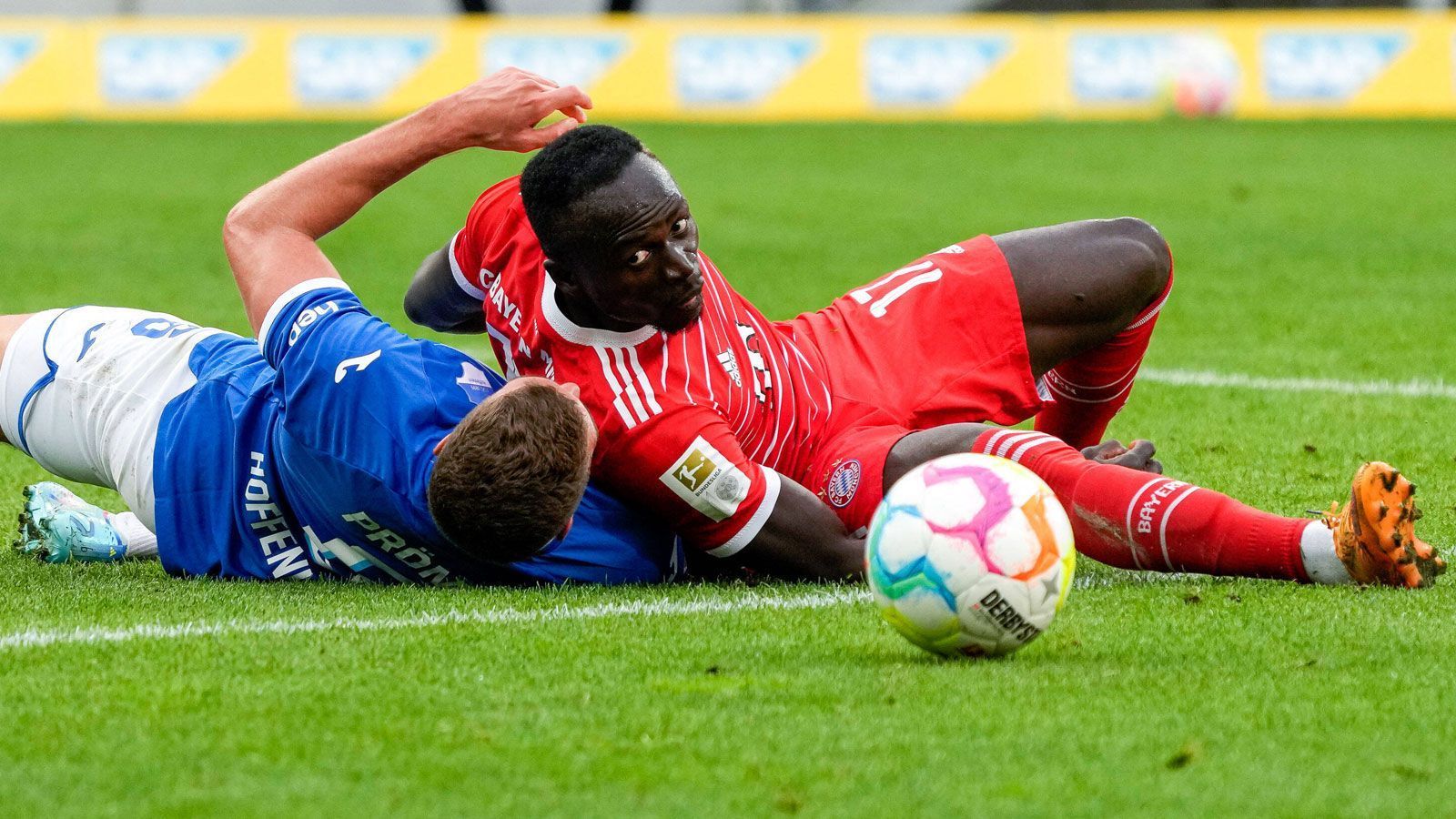 
                <strong>Sadio Mane</strong><br>
                Der Senegalese wird in der 61. Minute für Coman eingewechselt. In den Schlussminuten hat Sadio Mane noch zwei gute Möglichkeiten, eine davon sogar eine hundertprozentige, bei der er aber aus Abseitsposition den Ball neben das Tor knallt. ran-Note: 3
              