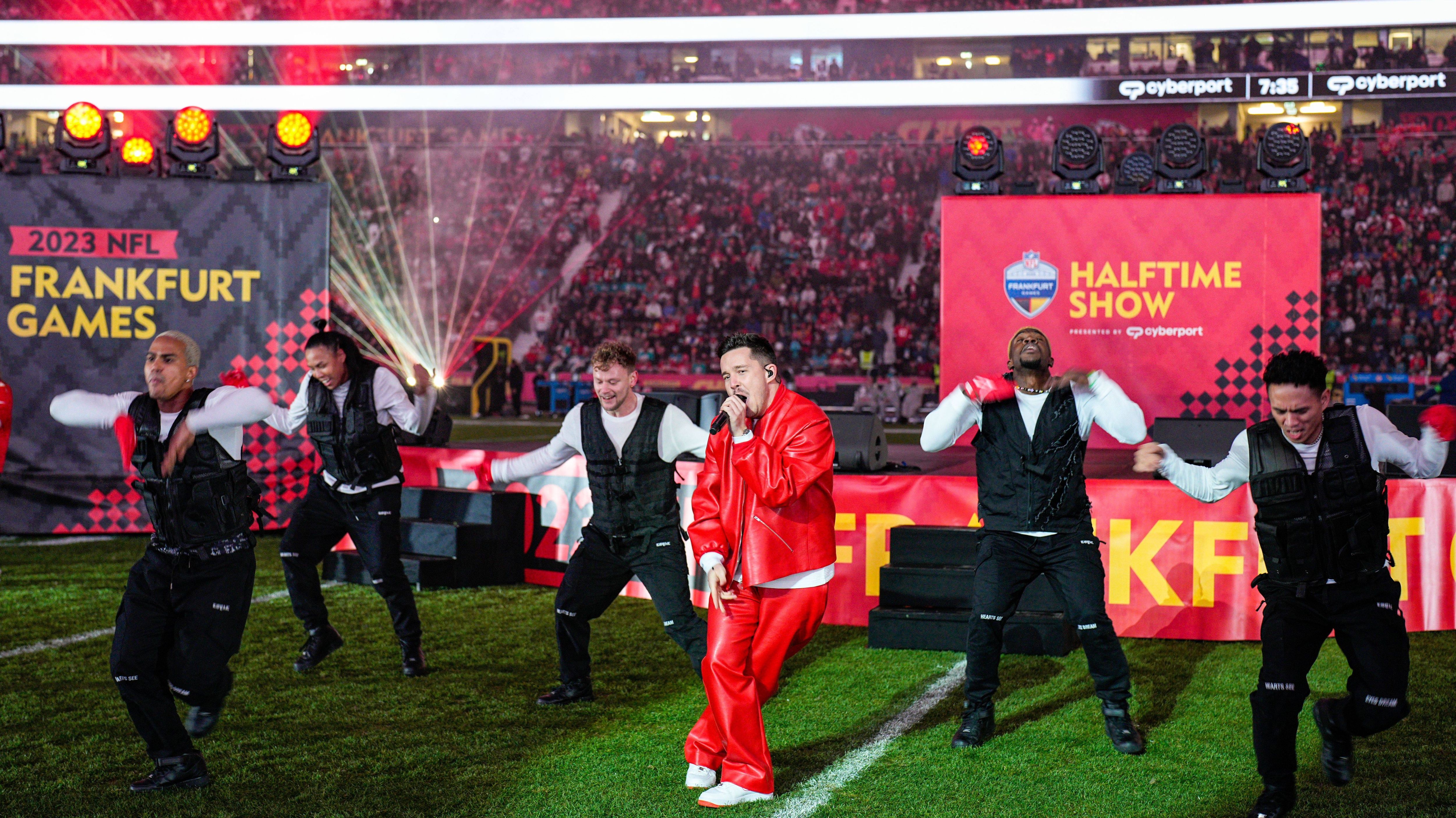 <strong>Die besten Bilder aus Frankfurt<br></strong>Auch eine Halftime-Show wurde in Frankfurt geliefert: Nico Santos (im Bild) und Kontra K sorgen für die Halbzeit-Unterhaltung.