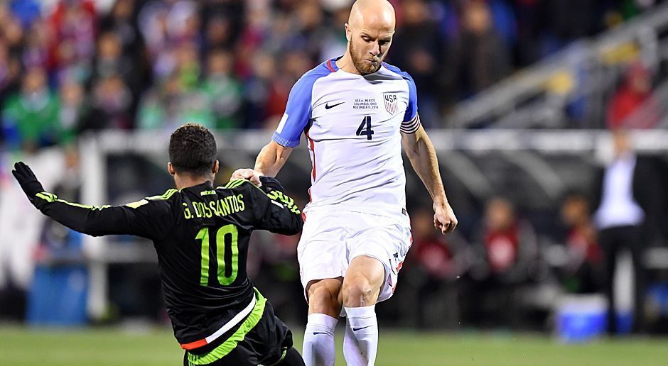 
                <strong>Defensiver Mittelfeldspieler: Michael Bradley</strong><br>
                Defensiver Mittelfeldspieler: Michael Bradley (Toronto FC). Der Kapitän der Auswahl stammt ebenfalls aus den USA, sein Vater Bob war unter anderem Nationaltrainer und sorgte mit seinen verschiedenen Stationen für einige Umzüge der Familie.
              