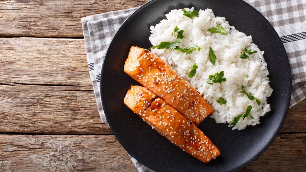 Auch Lachs mit Reis ist ein gesundes Gericht mit wenig Cholesterin.
