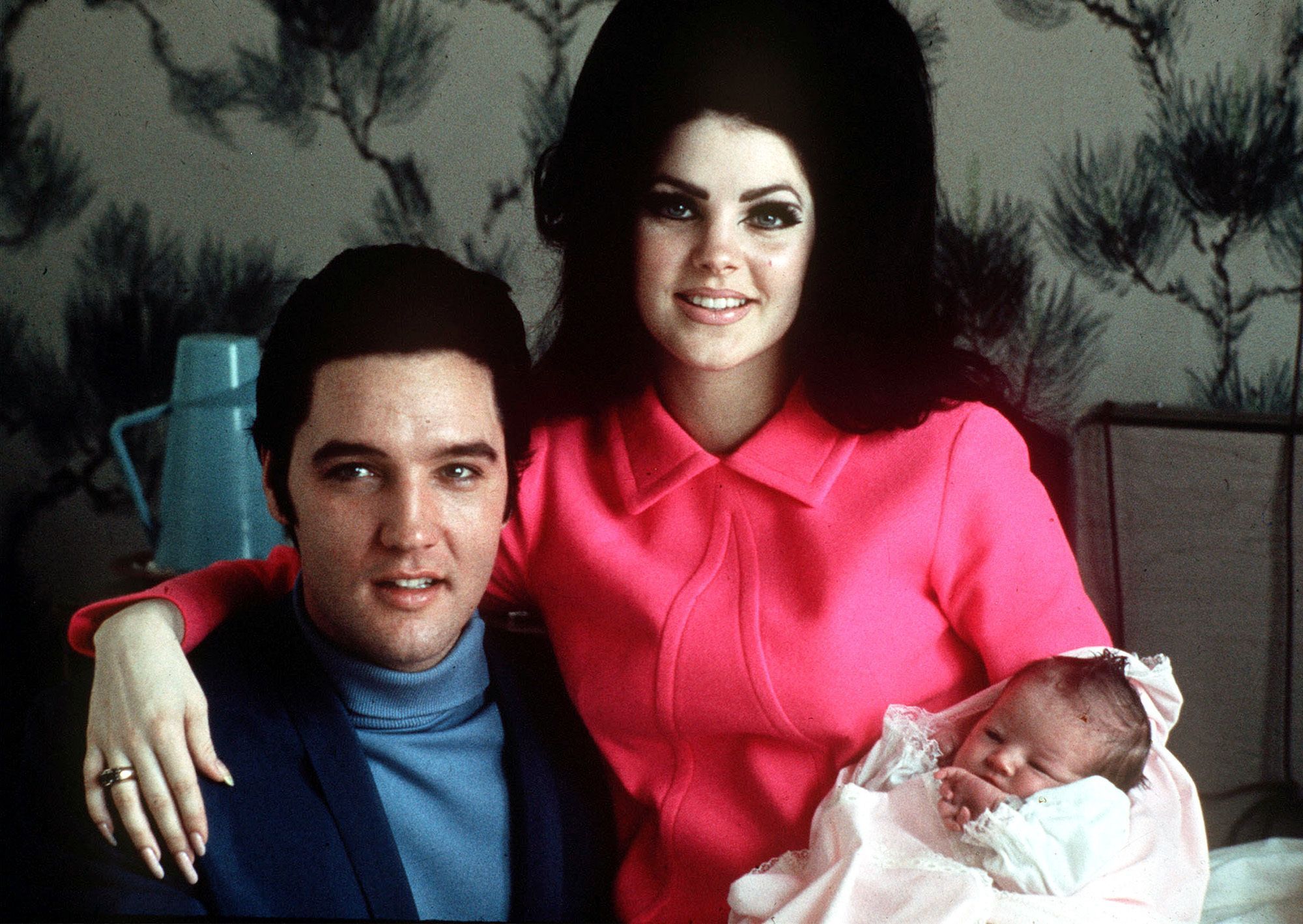 Elvis, Priscilla und die kleine Lisa Marie. Die Ähnlichkeit zu ihrem Vater ist unbestreitbar.