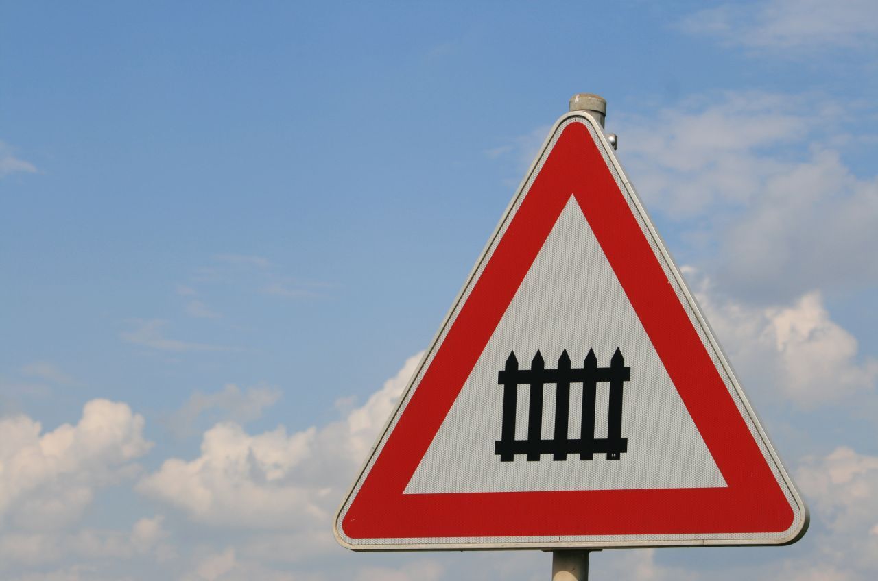 Abgeschafft: das „Gartenzaun“-Schild. Es weist auf einen Bahnübergang mit Schranken oder Halbschranken hin.