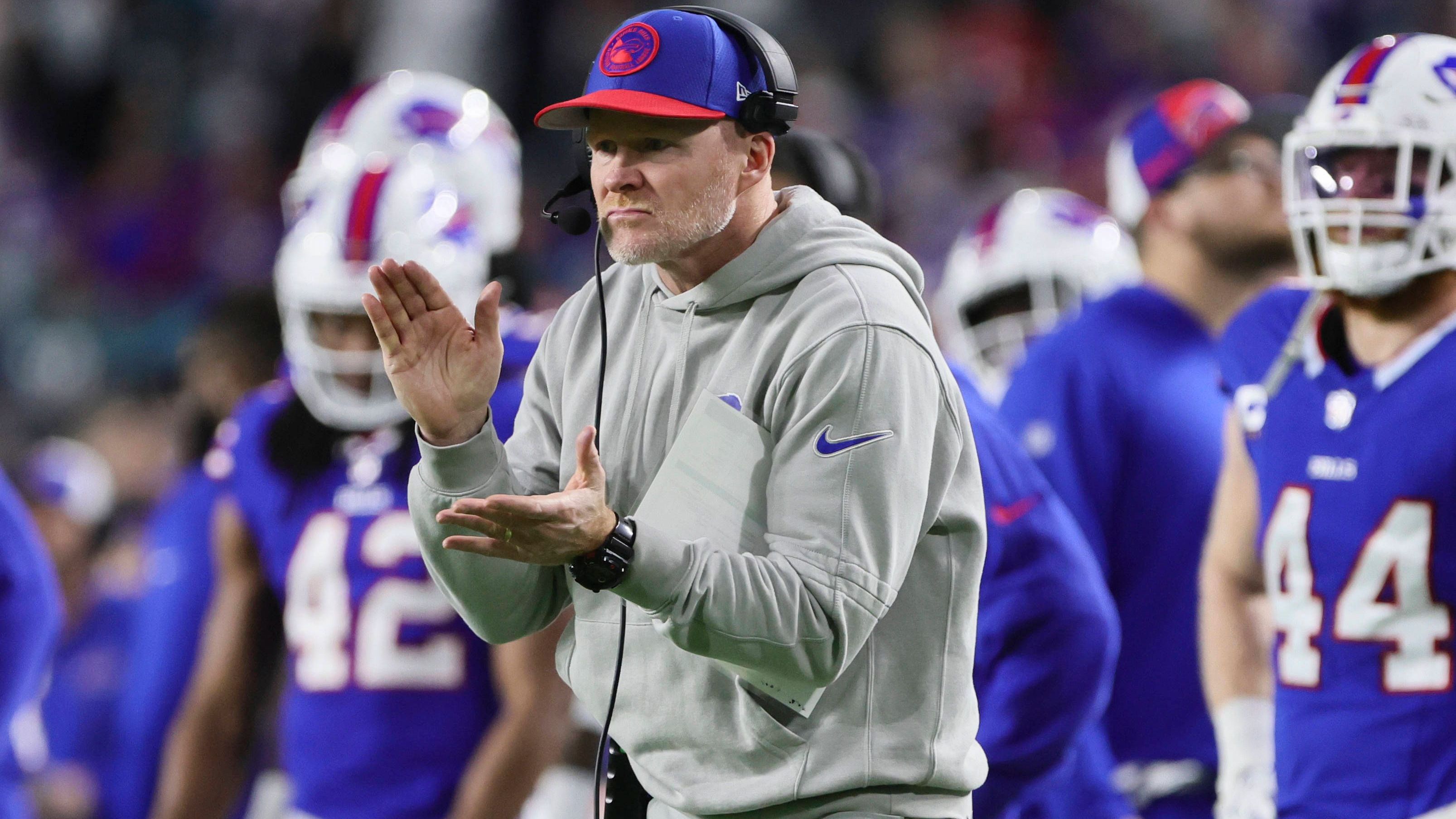 <strong>Steelers @ Bills: McDermotts letzter Tanz?</strong><br>Während der Saison gab es öfter Unruhe um Sean McDermott, Head Coach der Bills. Sei es wegen unpassender 9/11-Vergleiche oder der ausbleibenden sportlichen Leistung. Jetzt haben die Bills den zweiten Seed der AFC erlangt. Aber was ist das wert, sollte man dann in der Wild-Card-Runde rausgehen? Vermutlich zu wenig, damit McDermott bleiben könnte.