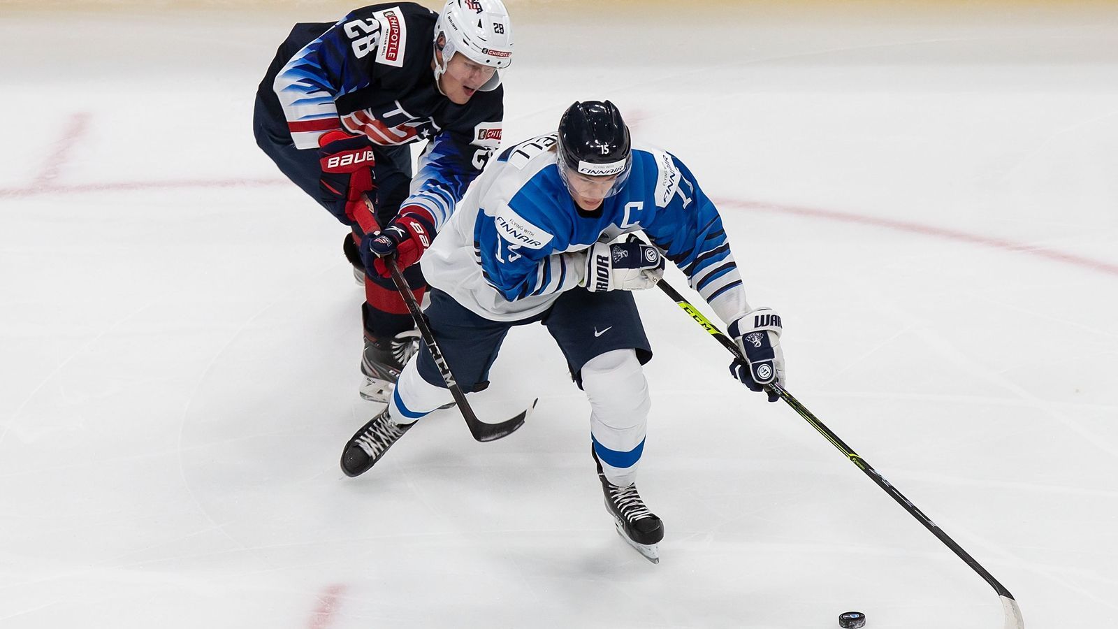 
                <strong>Finnland: Alte Herren und ein Jungspund</strong><br>
                Mit dem 35 Jahre alten Marko Antilla ist der zweifache Finaltorschütze und Kapitän der Weltmeister-Truppe wieder dabei. Dazu kehrt auch der 36 Jahre alte Petri Kontiola ins Team zurück, der vor zwei Jahren fehlte. Als Hoffnungsträger gilt der erst 19 Jahre alte Anton Lundell (re.), der im NHL-Draft 2020 an 12. Stelle zu den Florida Panthers ging. Hoffnung macht der deutschen Mannschaft, dass sie die vergangenen beiden Duelle mit den Finnen bei der WM 2018 und 2019 für sich entschied.
              