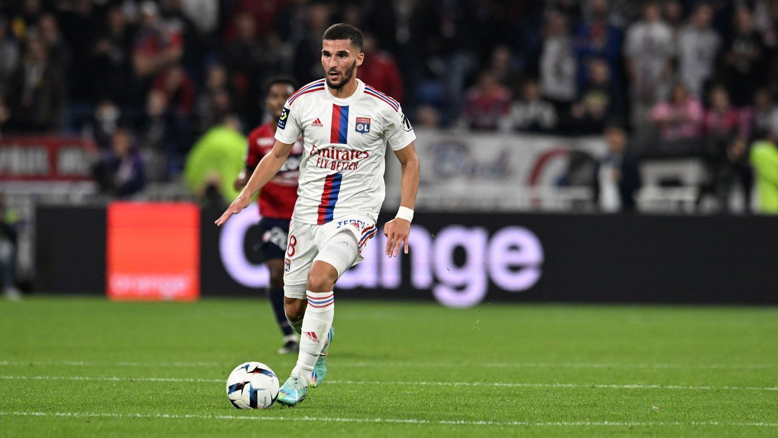 
                <strong>Houssem Aouar (AS Rom)</strong><br>
                Lange Zeit galt Houssem Aouar als Kandidat für einen Wechsel zu Eintracht Frankfurt, ein Transfer kam jedoch nicht zustande. Mittlerweile steht der neue Arbeitgeber des Mittelfeldspielers fest: die AS Rom. Mit den Italienern einigte sich der algerische Nationalspieler auf einen Fünfjahresvertrag, nachdem sein Kontrakt bei Olympique Lyon ausgelaufen war. Trotz seiner 24 Jahre verfügt Aouar bereits über reichlich Erfahrung und stand für OL in 233 Pflichtspielen auf dem Rasen (41 Tore, 36 Assists).
              