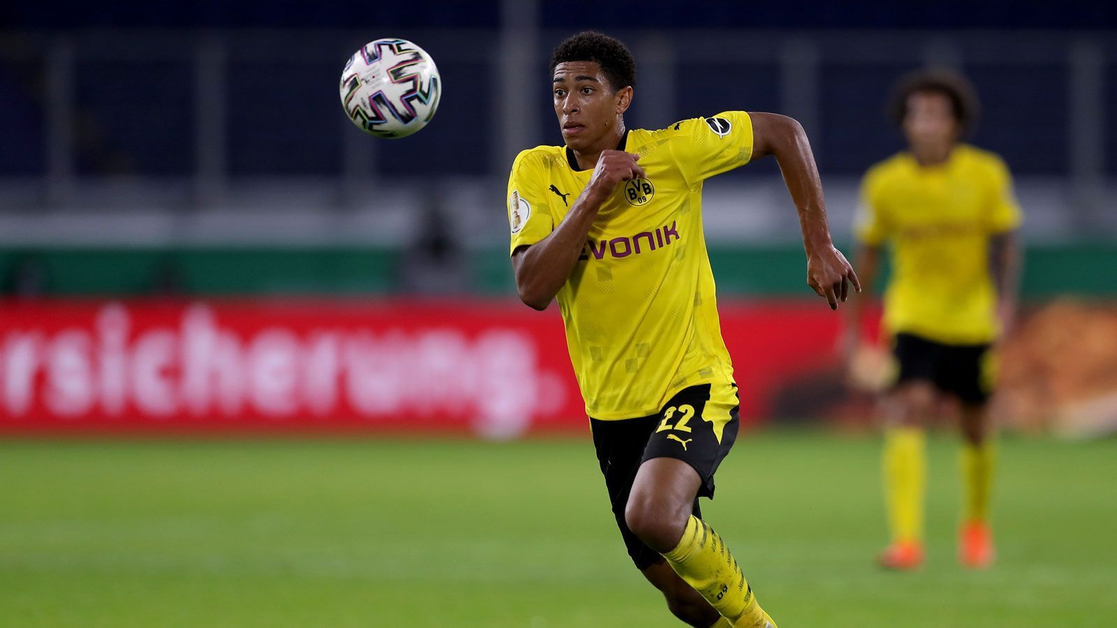 
                <strong>Platz 1: Jude Bellingham (17 Jahre)</strong><br>
                Aktueller Verein: Borussia Dortmund - Nation: England - Position: Zentrales Mittelfeld - Marktwert: 27 Millionen Euro
              