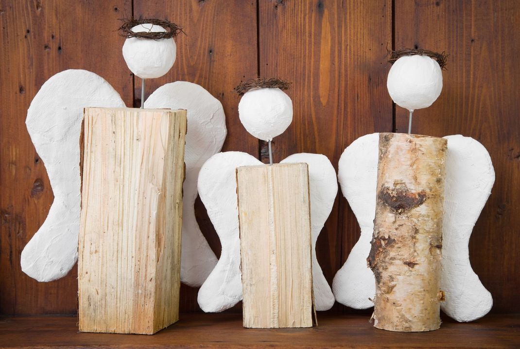 Weihnachtlich und kunstvoll: Weihnachtsengel aus Holz. Das Naturmaterial bringt jede Menge Gemütlichkeit in die Stube.