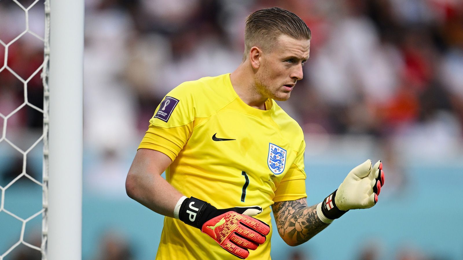 
                <strong>Jordan Pickford</strong><br>
                Dem Torwart des FC Everton ist es in der ersten Halbzeit wohl so langweilig, dass er sich zu Beginn des zweiten Durchgangs gleich mal selbst Arbeit beschafft. Sein Dribbling kurz vor der eigenen Torlinie geht beinahe ins Auge. Ansonsten auch in Hälfte zwei weitgehend beschäftigungslos. Am Gegentor ist er schuldlos, kurz vor Schluss zeigt er noch eine starke Reaktion und verhindert zunächst das zweite Gegentor. Beim Elfmeter tief in der Nachspielzeit wird er von Taremi verladen. ran-Note: 2
              