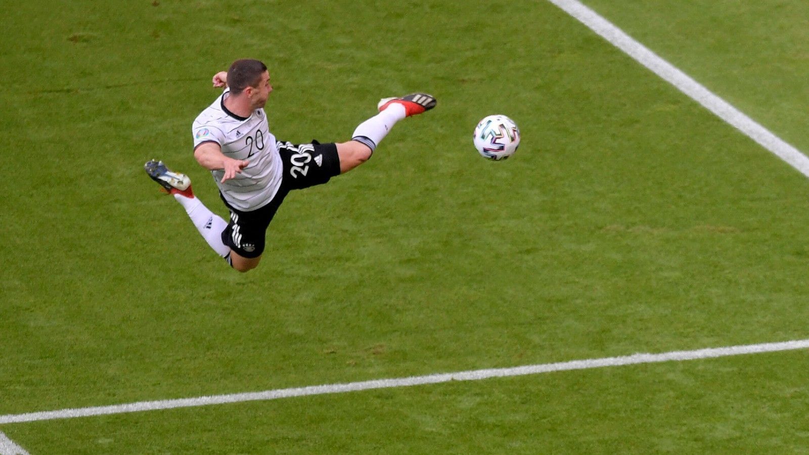 
                <strong>Karriere im DFB-Team - EM-Spiel als Durchbruch</strong><br>
                Parallel startete zudem seine Karriere in der Nationalmannschaft. Im August 2020 wurde er erstmals vom damaligen Bundestrainer Joachim Löw für die Nations League nominiert. Auch von Bondscoach Ronald Koeman hatte er eine Nominierung in Aussicht gestellt bekommen, Gosens Vater hat einen niederländischen Pass, er entschied sich allerdings für den DFB. Sein bis heute wohl bemerkenswertestes Länderspiel gelang ihm bei der Europameisterschaft 2021. In der Gruppenphase glänzte er gegen Portugal mit einem Tor und zwei Vorlagen und wurde zum Spieler des Spiels gewählt.
              