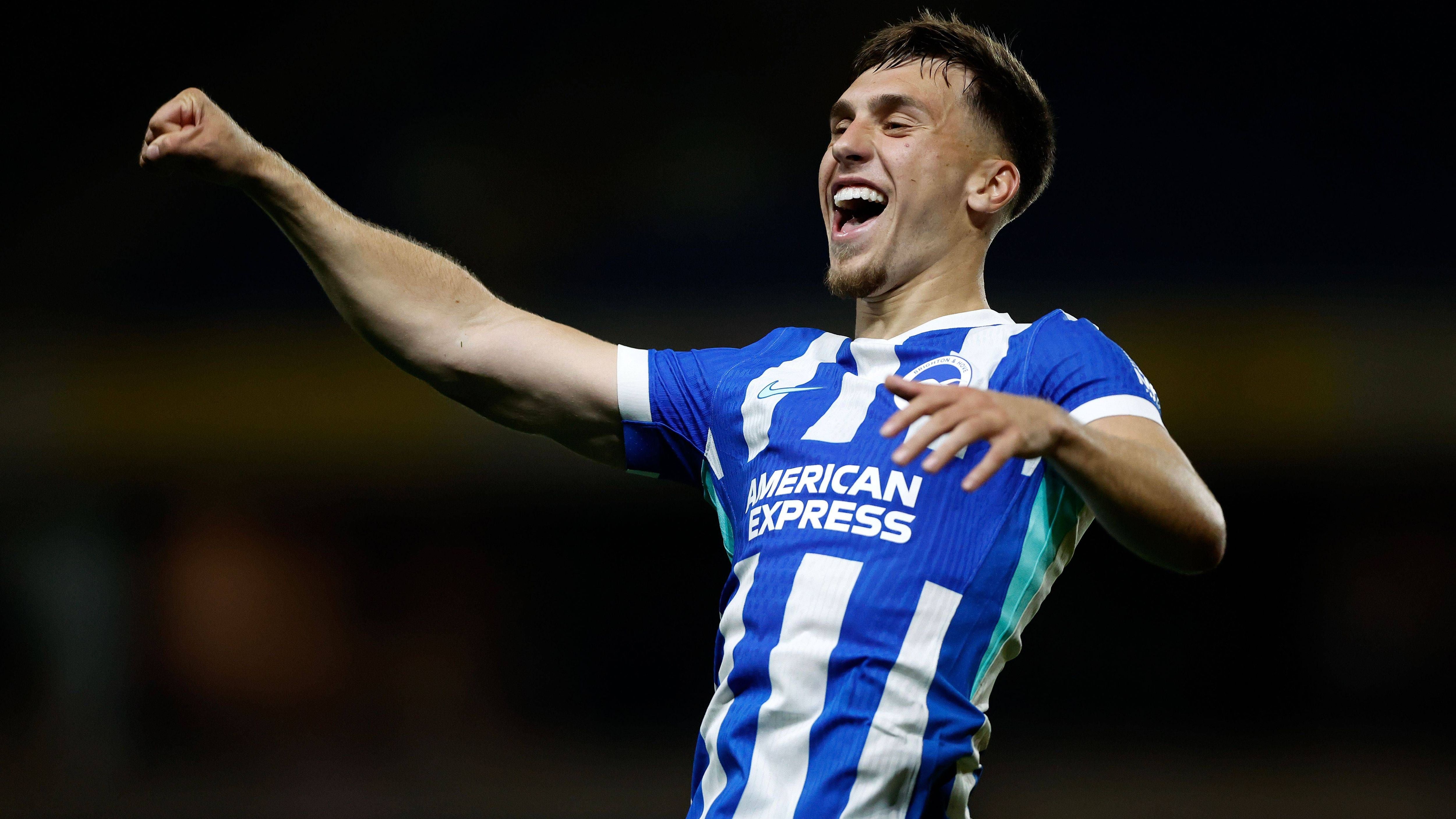 <em><strong>Brajan Gruda (Brighton &amp; Hove Albion)</strong><br>Einem Bericht von "sky" zufolge beschäftigt sich der VfB Stuttgart mit Brajan Gruda. Der ehemalige Mainzer sei demnach nicht zufrieden mit seiner Spielzeit bei Brighton. Aus diesem Grund erhoffen sich die Schwaben wohl eine Leihe des Youngsters. Die Seagulls sollen jedoch weiter mit ihm planen. Neben Stuttgart zeigen dem Sportsender zufolge auch weitere Klubs Interesse am Deutschen - darunter auch mehrere Bundesligisten.</em>