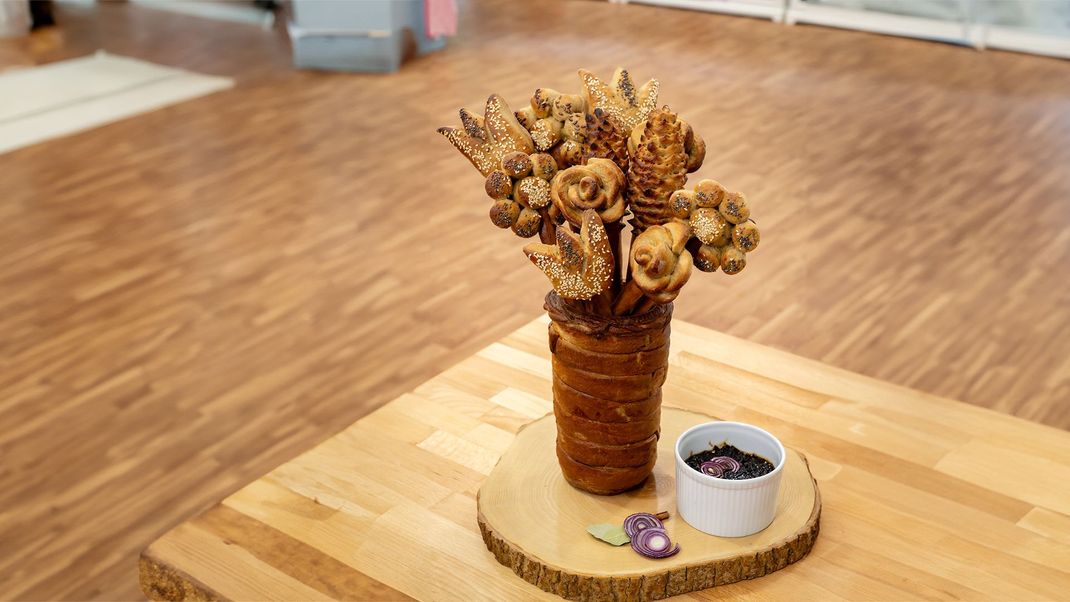 Sibylle platziert handgeformte Brot-Blumen in ihrer Vase aus würzigem Schwarzbier-Brot. Dazu serviert sie ein rotes Zwiebel-Chutney.