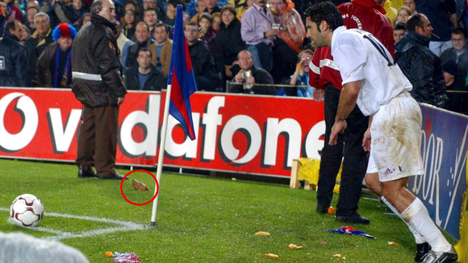 
                <strong>FC Barcelona vs. Real Madrid 2002/03</strong><br>
                Luis Figo wechselte im Sommer 2000 als Leistungsträger von Barcelona nach Madrid. Zwei Jahre später wurde er mit Hassgesängen und vor allem einigen Wurfobjekten in Katalonien begrüßt. Es flogen Whiskyflaschen und sogar ein Schweinekopf in die Richtung des Portugiesen. Das Spiel musste zwischenzeitlich für 15 Minuten unterbrochen werden, konnte aber fortgesetzt werden und endete weniger spektakulär 0:0. 
              