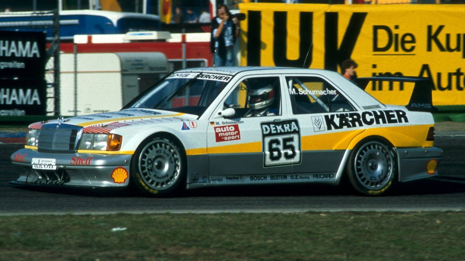 <strong>Michael Schumacher (1991)</strong><br>
                Unvergessen ist Schumachers Gaststart beim Saisonfinale 1990 in Hockenheim, wo er Tabellenführer Johnny Cecotto (BMW) in der ersten Kurve nach dem Start aus dem Weg räumte und damit Hans-Joachim Stuck (Audi) den Weg zum Titelgewinn ebnete. <a href="https://www.ran.de/sports/motorsport/dtm/news/als-michael-schumacher-fuer-einen-riesigen-skandal-sorgte-355302">Ein handfester Skandal.</a>