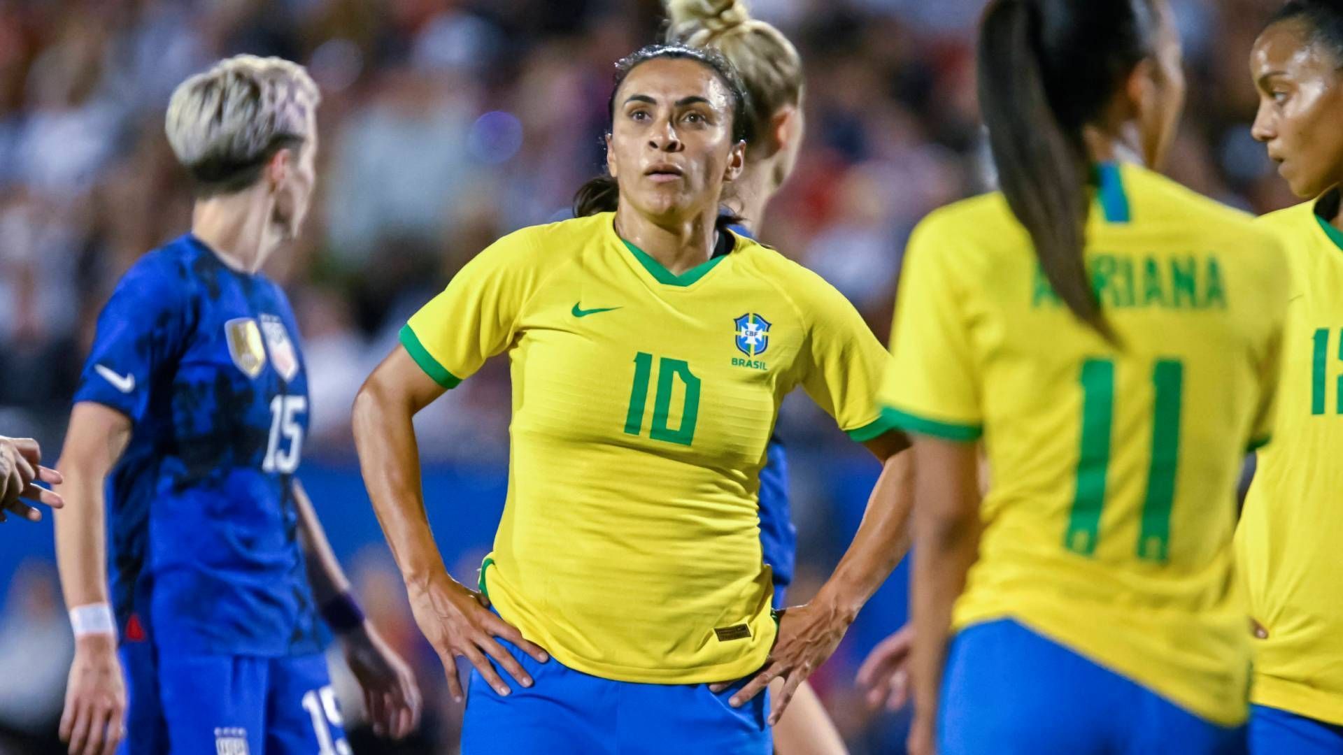 
                <strong>Gruppe F: Brasilien - Marta & Debinha</strong><br>
                Zu ihrer Glanzzeit war Marta (Foto) die beste Spielerin der Welt, sechsmal wurde sie als Weltfußballerin ausgezeichnet. Auch heute kann die inzwischen 37-Jährige noch richtig gut mit dem Ball umgehen, auch wenn sie ihre einstige Dominanz etwas eingebüßt hat. Unterstützung erhält sie bei der kommenden WM unter anderem von Angreiferin Debinha, die zu den besten Spielerinnen der NWSL in den USA gehört und auch im Nationaltrikot bereits fast 60 Tore erzielte.
              