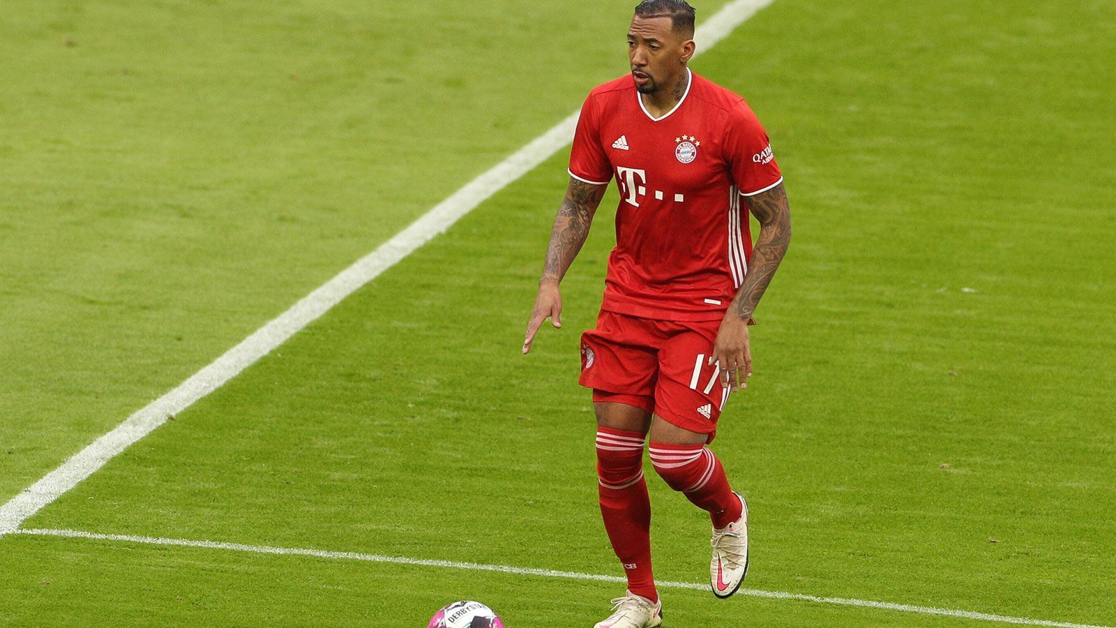 
                <strong>Jerome Boateng</strong><br>
                In der ersten Halbzeit bis auf eine Ausnahme mit einer starken Leistung. Passicher und zweikampfstark. Bleibt in der 8. Minute im 16er klug von Bebou weg, um keinen Strafstoß zu verursachen. Steht in der Folge meist goldrichtig. Krönt eine starke erste Halbzeit mit seinem ersten Treffer in der Bundesliga seit zwei Jahren, als er eine Kimmich-Ecke per Kopf zum 1:0 verwandelt. Kleiner Schönheitsfehler: Lässt Kramaric beim Anschlusstreffer einen Tick zu viel Platz, das Gegentor geht aber eher auf Davies' Kappe. Nach der Pause mit einer tadellosen Performance. In der 87. Minute für Süle ausgewechselt. ran-Note: 2
              