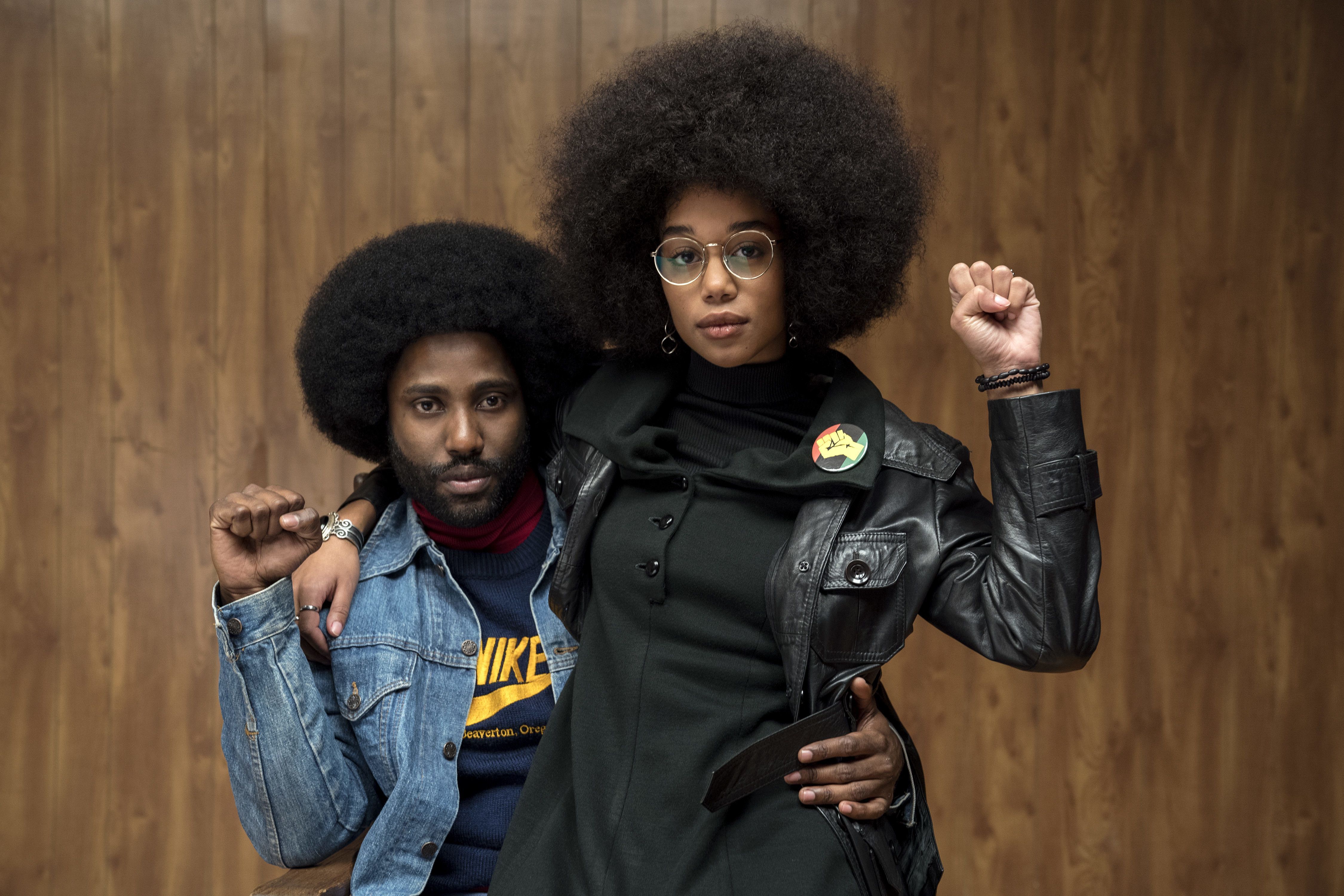 BlacKkKlansman (2018): "BlacKkKlansman" ist ein Filmdrama von Regisseur Spike Lee. Im Film ermittelt der afroamerikanische Polizist Ron Stallworth verdeckt mit einem weißen Kollegen gegen den rassistischen Geheimbund Ku-Klux-Klan. Der Film erhielt 2019 gleich mehrere Oscar-Nominierungen und wurde mit dem Oscar für das "Beste adaptierte Drehbuch" ausgezeichnet.

