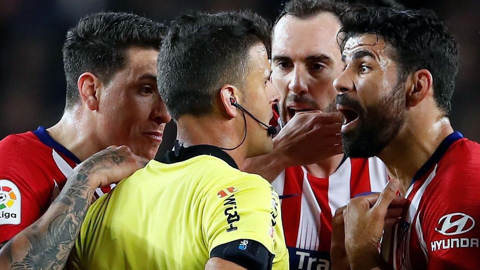 <strong>Diego Costa (Atletico Madrid, acht Spiele Sperre)</strong><br>
                Bei Diego Costa muss man von einem unbelehrbaren Wiederholungstäter sprechen, denn er war immer wieder mal länger gesperrt, weil er sich nicht im Griff hatte. Beim Spiel seines damaligen Klubs Atletico Madrid bei Barca flog er schon nach 28 Minuten vom Platz. Insgesamt acht Spiele musste Costa von der Tribüne aus verfolgen.